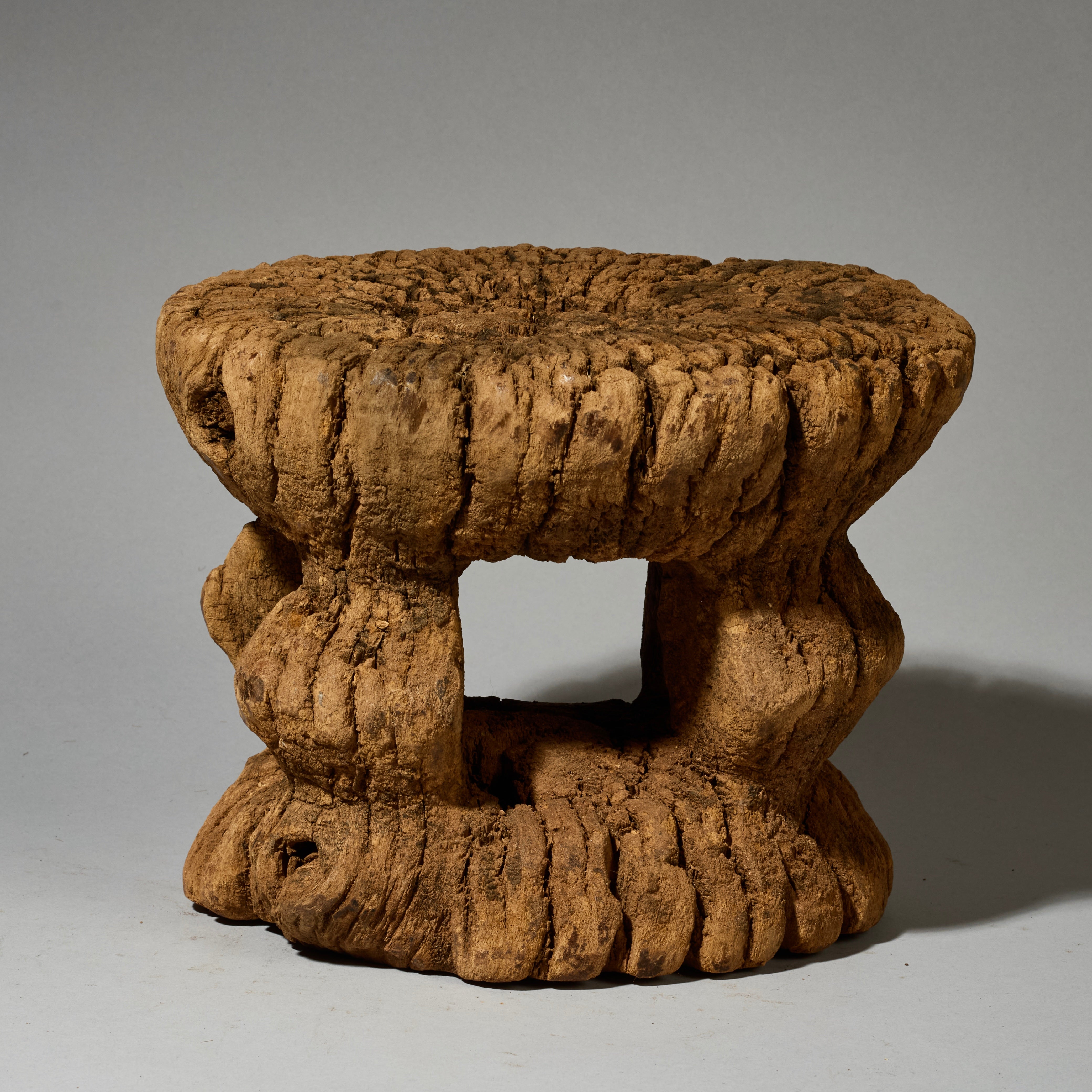 DL A ROUND EDGED, CHARACTER STOOL, GURUNSI TRIBE OF BURKINA FASO W.AFRICA ( No 5122)