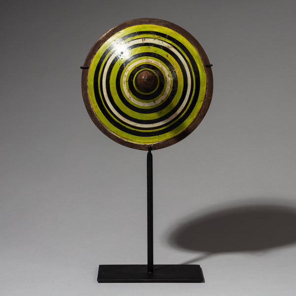 A GORGEOUS LEAF GREEN SPINNING TOP FROM INDONESIA ( No 1920)