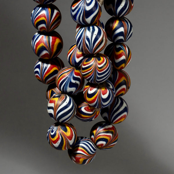 AN ATTRACTIVE GLASS NECKLACE FROM JAVA( No 1924)