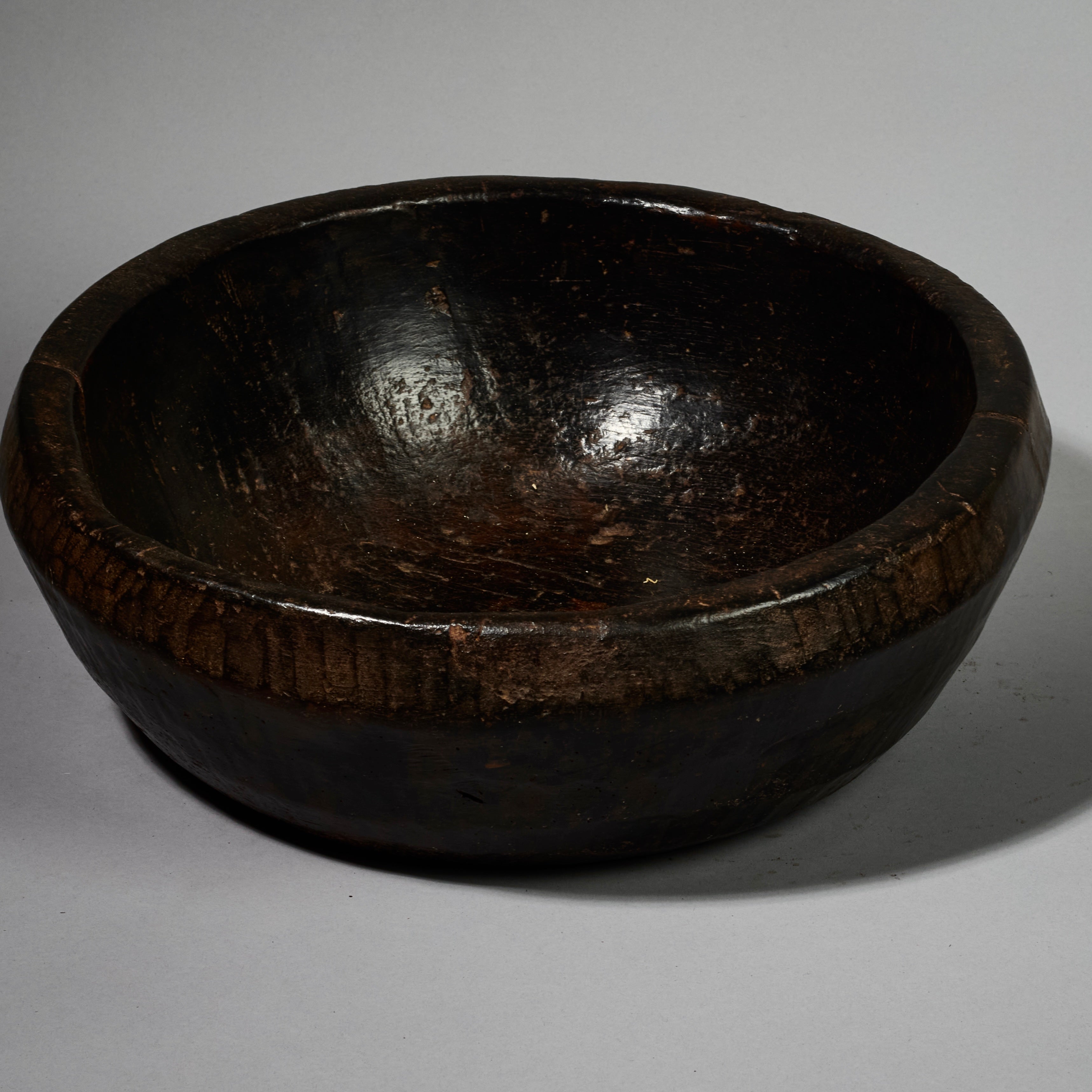 A REFINED LARGE ROUND WOODEN BOWL BAULE TRIBE IVORY COAST  ( No 5125  )