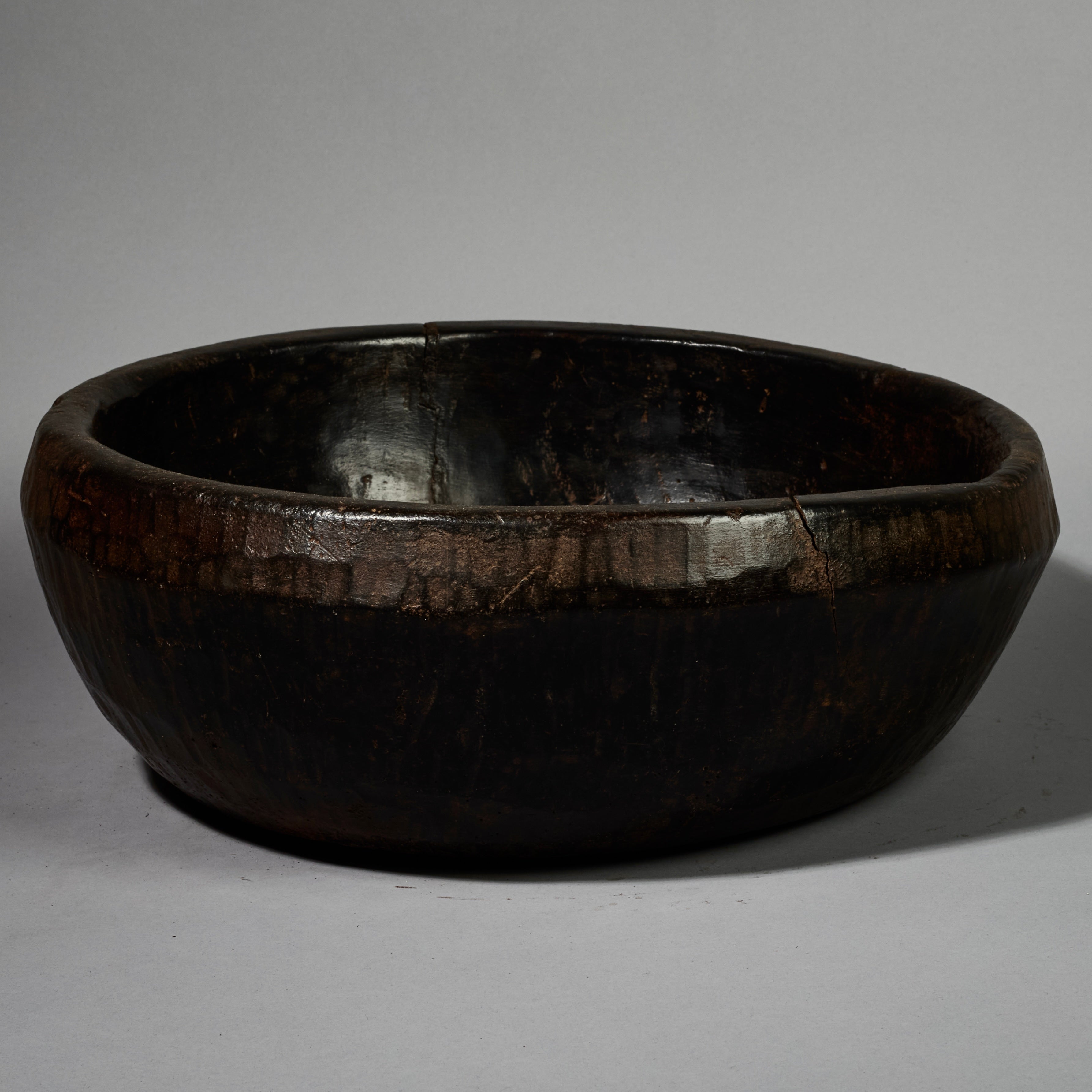A REFINED LARGE ROUND WOODEN BOWL BAULE TRIBE IVORY COAST  ( No 5125  )