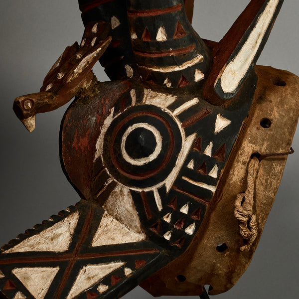 A GRAPHIC LARGE MOSSI ANTELOPE MASK FROM BURKINA FASO, W AFRICA (No 5153 )