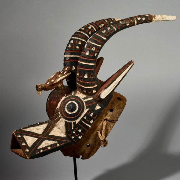 A GRAPHIC LARGE MOSSI ANTELOPE MASK FROM BURKINA FASO, W AFRICA (No 5153 )