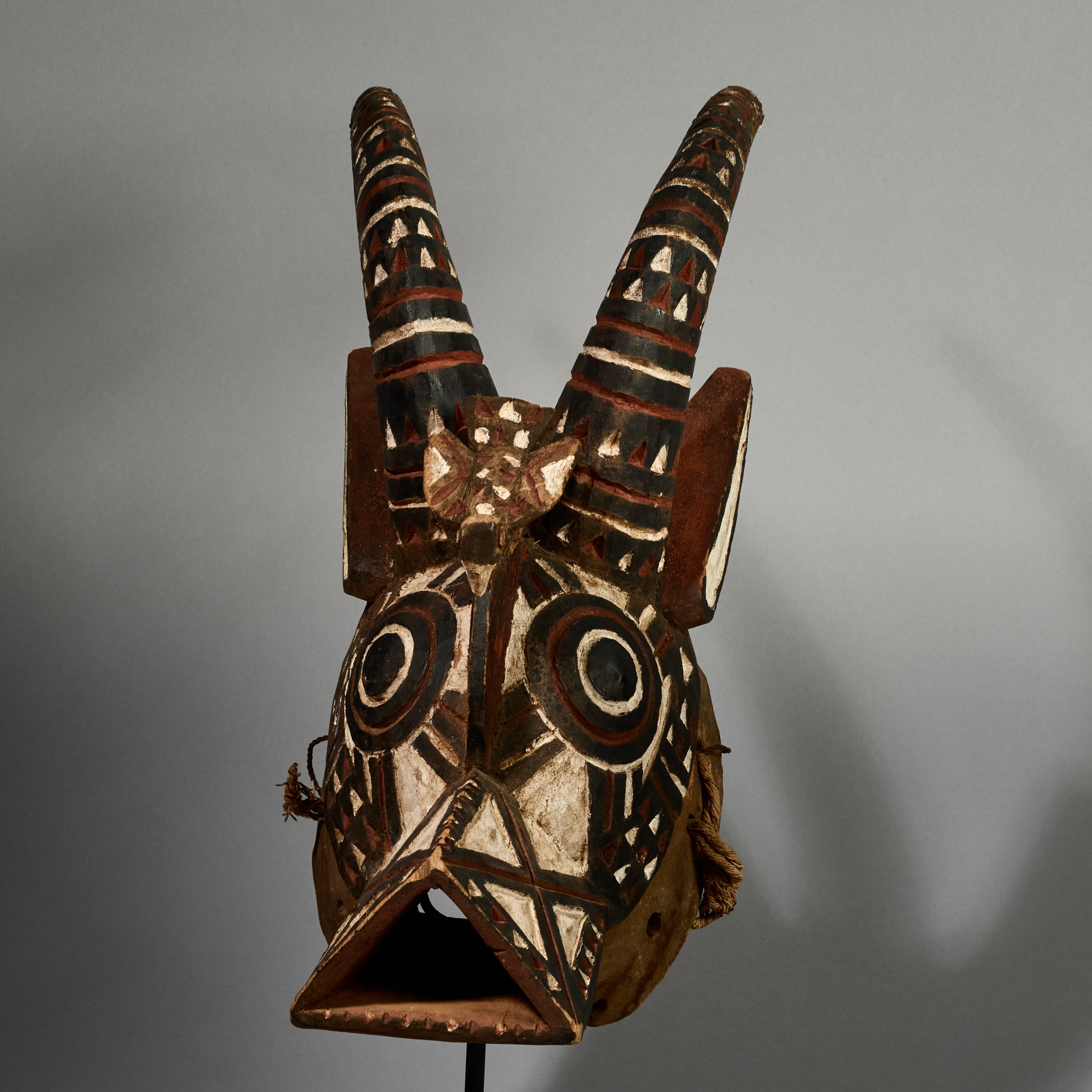 A GRAPHIC LARGE MOSSI ANTELOPE MASK FROM BURKINA FASO, W AFRICA (No 5153 )