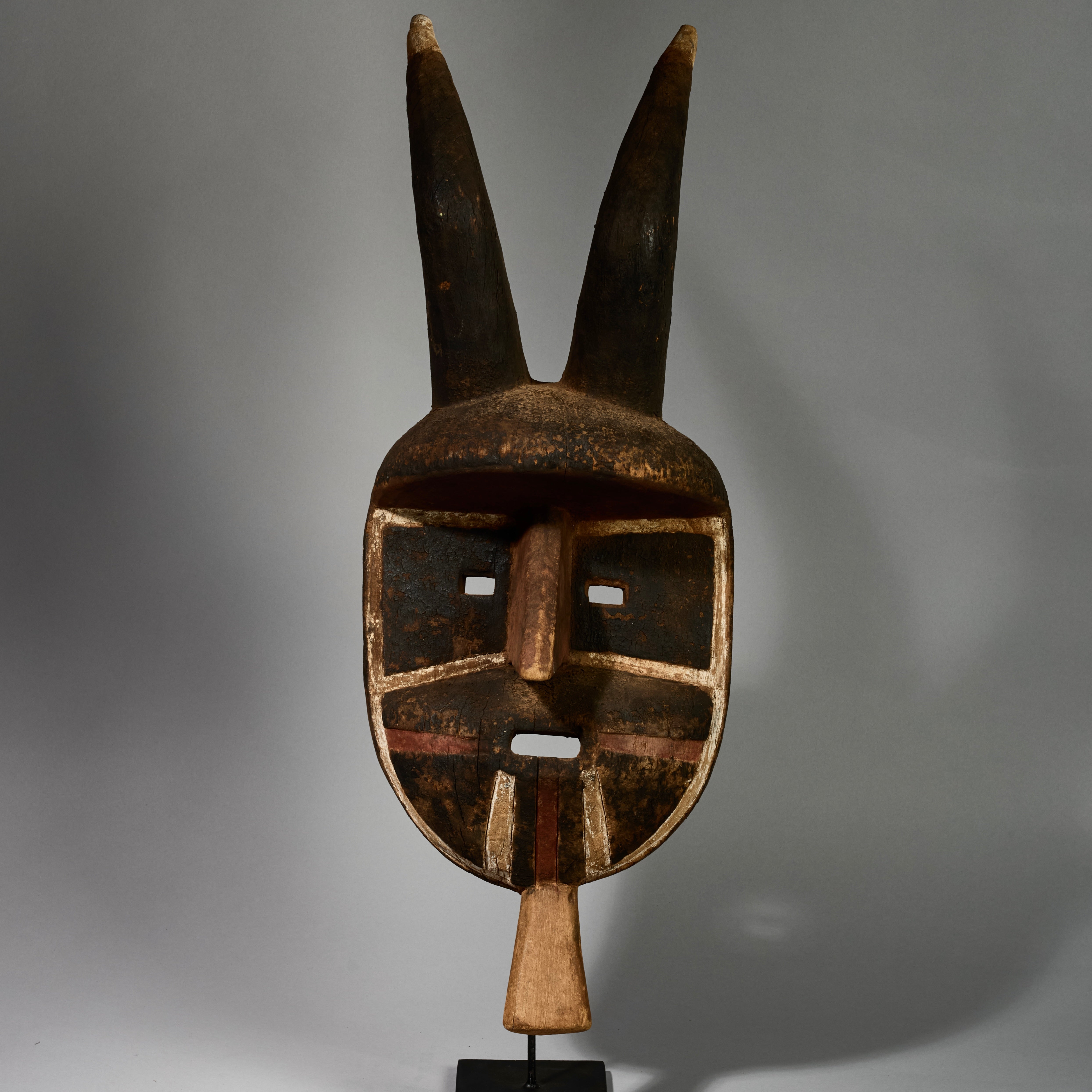 A SHAPELY ANTELOPE MASK FROM THE MOSSI TRIBE OF BURKINA FASO ( No 5162 )