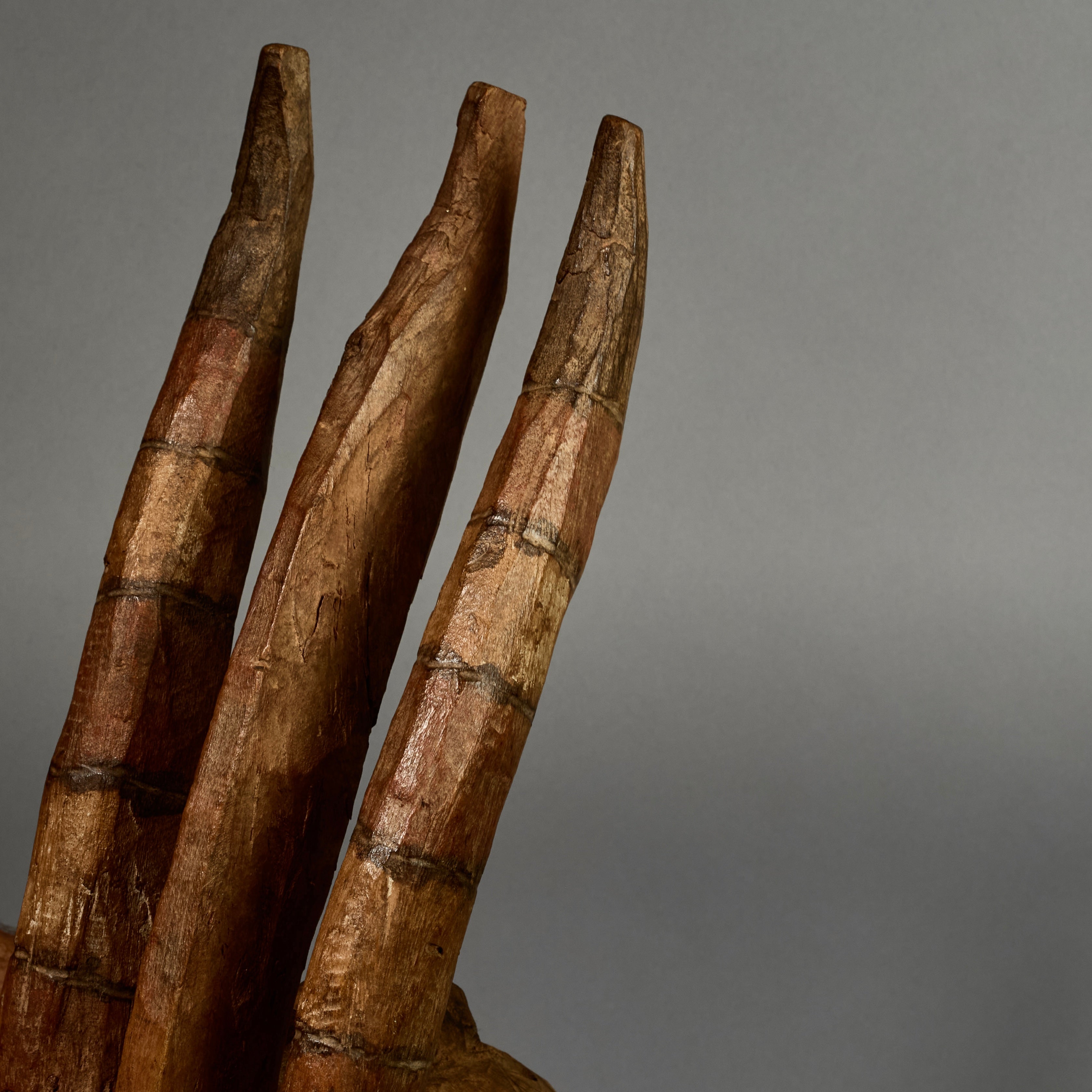 AN UNUSUAL MOSSI TRIBE MASK WITH 3 HORNS FROM BURKINA FASO ( No 1449 )