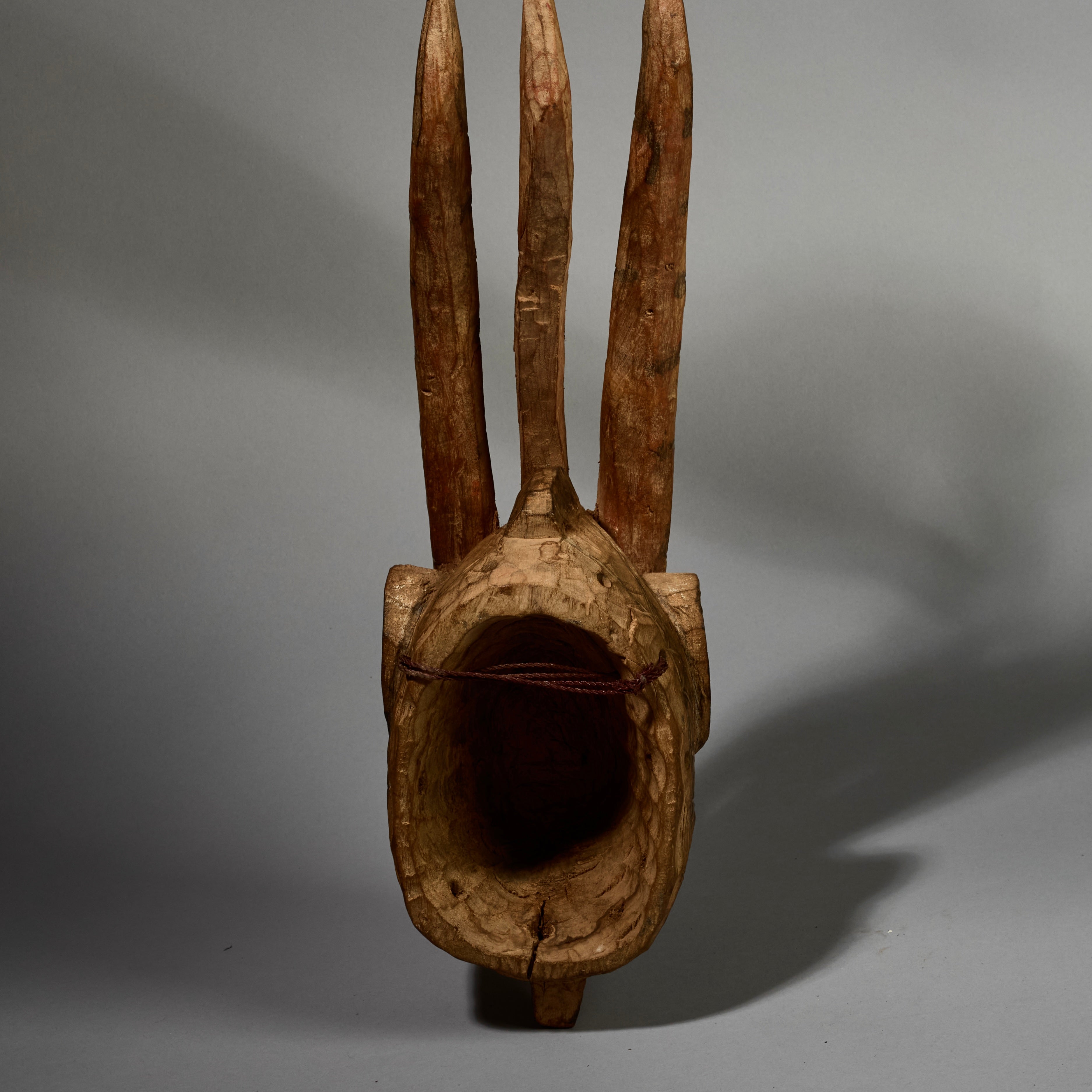 AN UNUSUAL MOSSI TRIBE MASK WITH 3 HORNS FROM BURKINA FASO ( No 1449 )