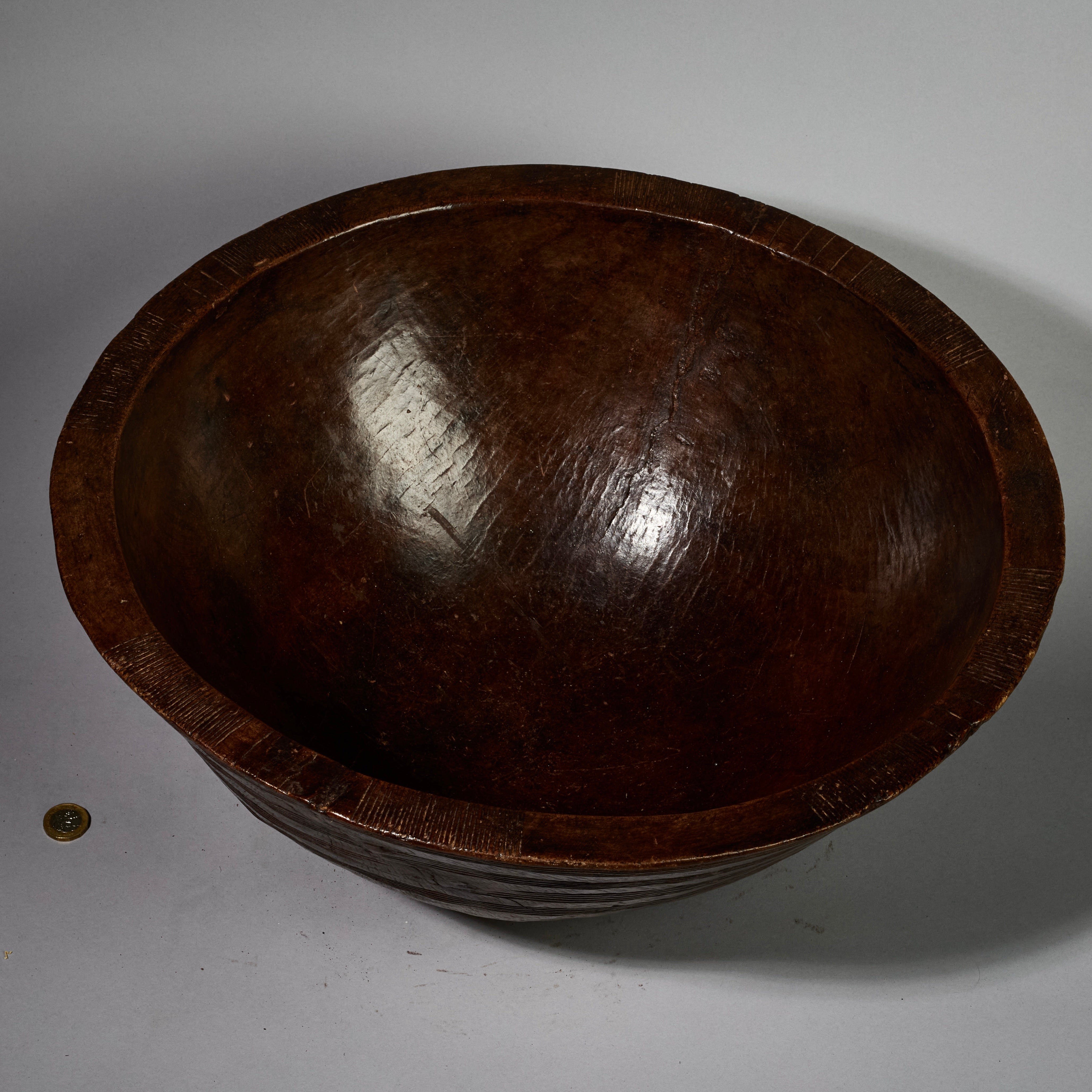A SHAPELY LARGE TUAREG WOOD BOWL FROM NIGER ( No 5126 )