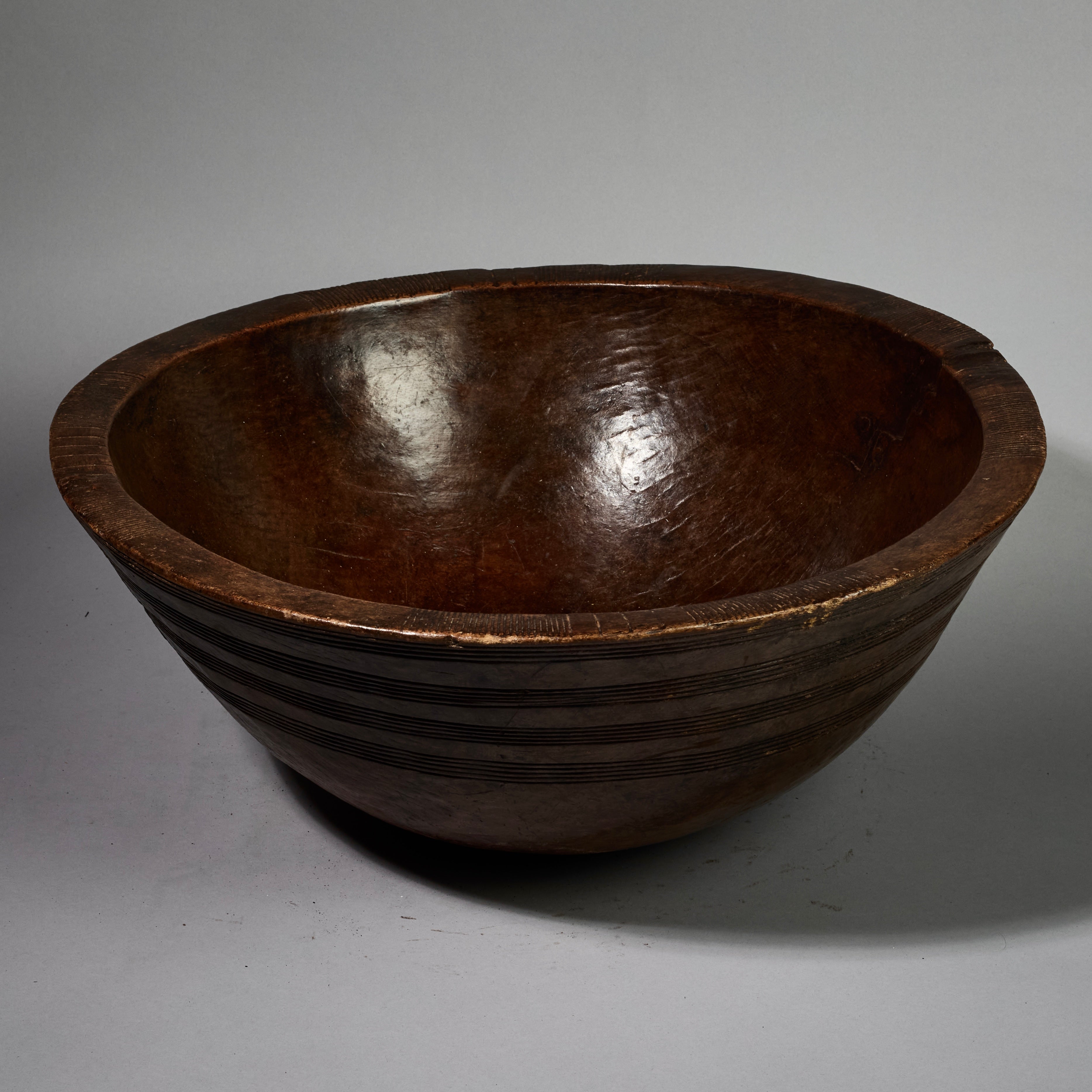 A SHAPELY LARGE TUAREG WOOD BOWL FROM NIGER ( No 5126 )