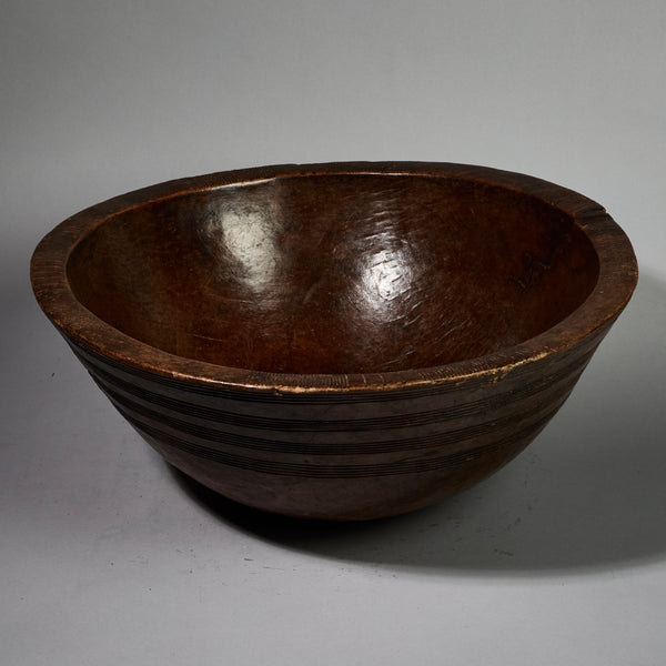 A SHAPELY LARGE TUAREG WOOD BOWL FROM NIGER ( No 5126 )