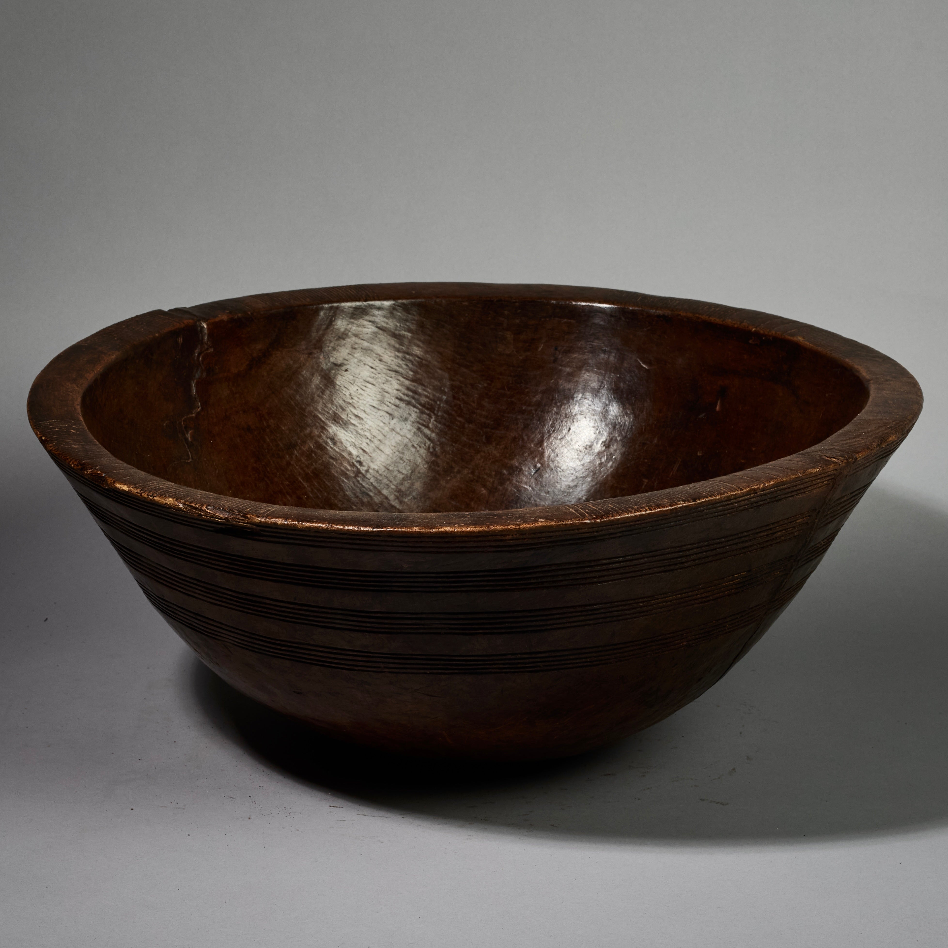 A SHAPELY LARGE TUAREG WOOD BOWL FROM NIGER ( No 5126 )