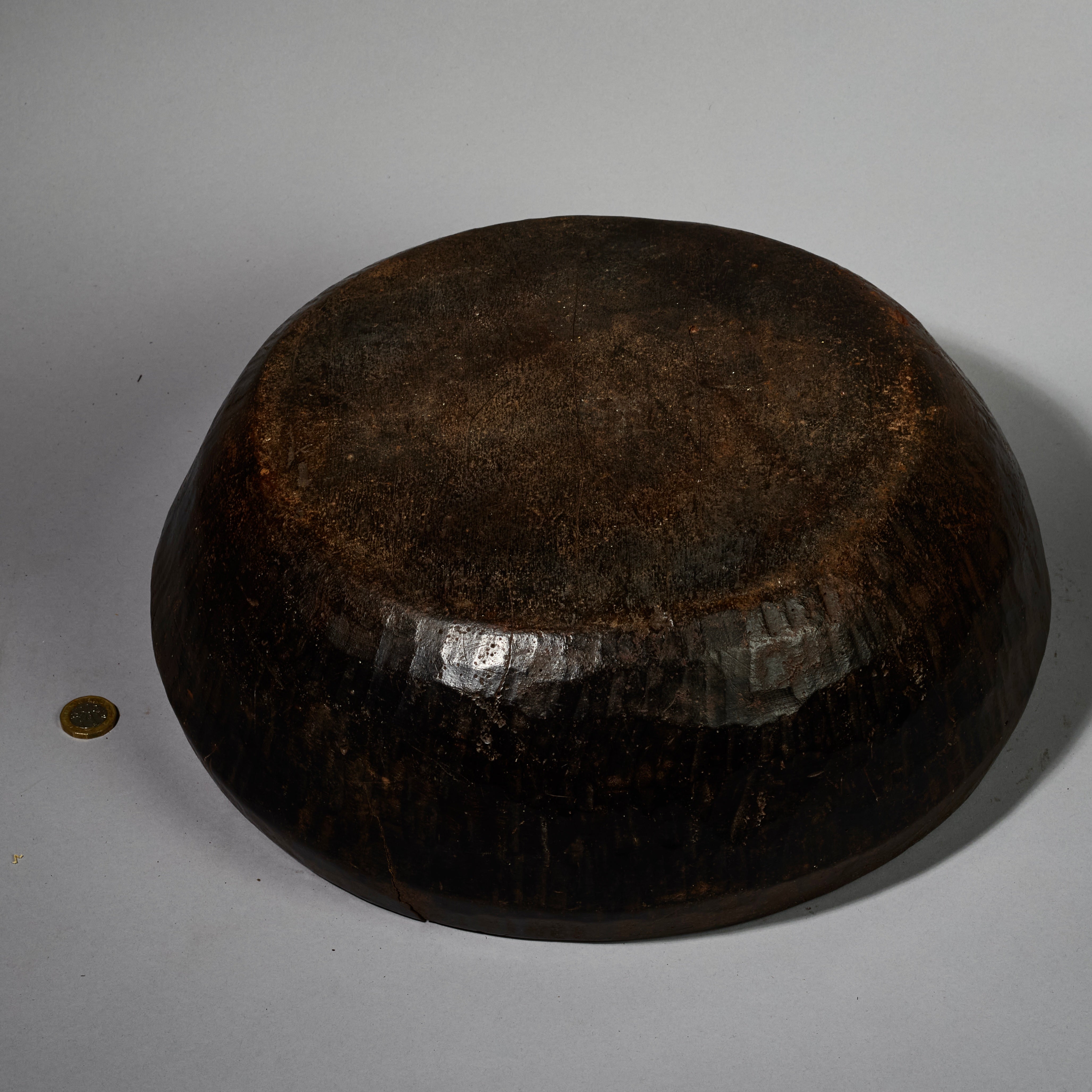 A REFINED LARGE ROUND WOODEN BOWL BAULE TRIBE IVORY COAST  ( No 5125  )