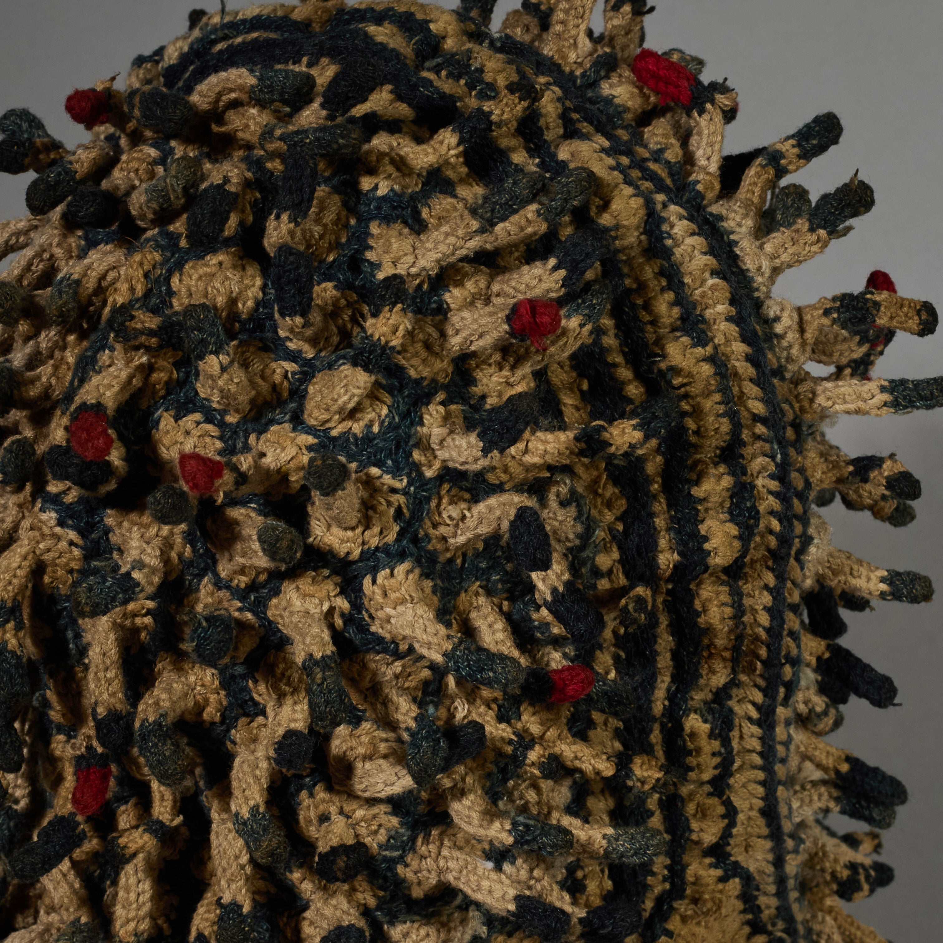 A STRIKING LARGE FINGERLING HAT FROM THE BAMILEKE TRIBE OF CAMEROON W.AFRICA( No 5131)