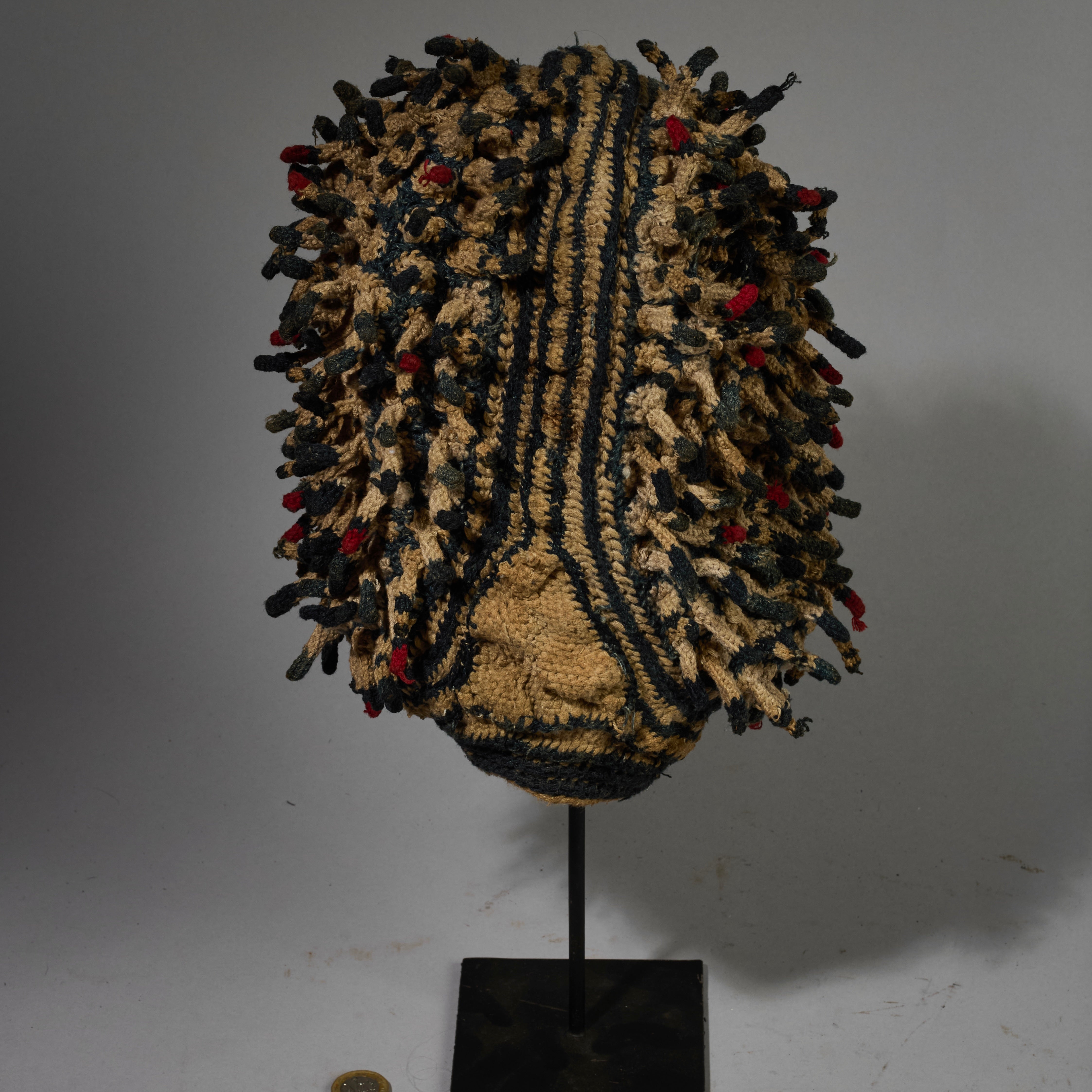 A STRIKING LARGE FINGERLING HAT FROM THE BAMILEKE TRIBE OF CAMEROON W.AFRICA( No 5131)