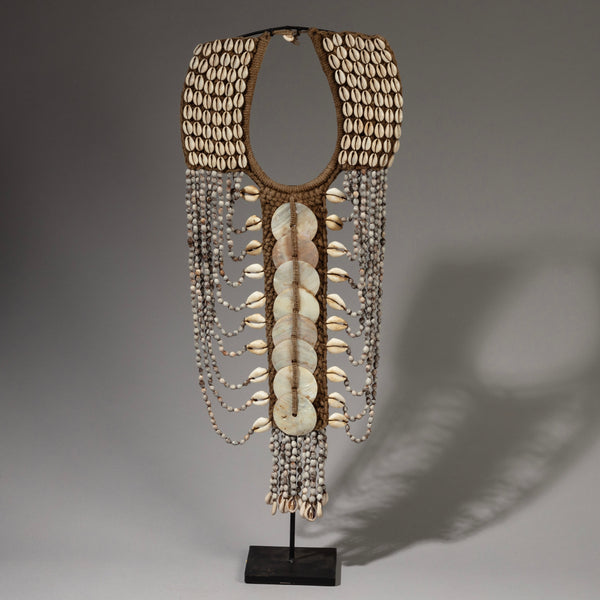 A COMPLEX SHELL + SEED NECKLACE FROM PAPUA NEW GUINEA( No 1884)
