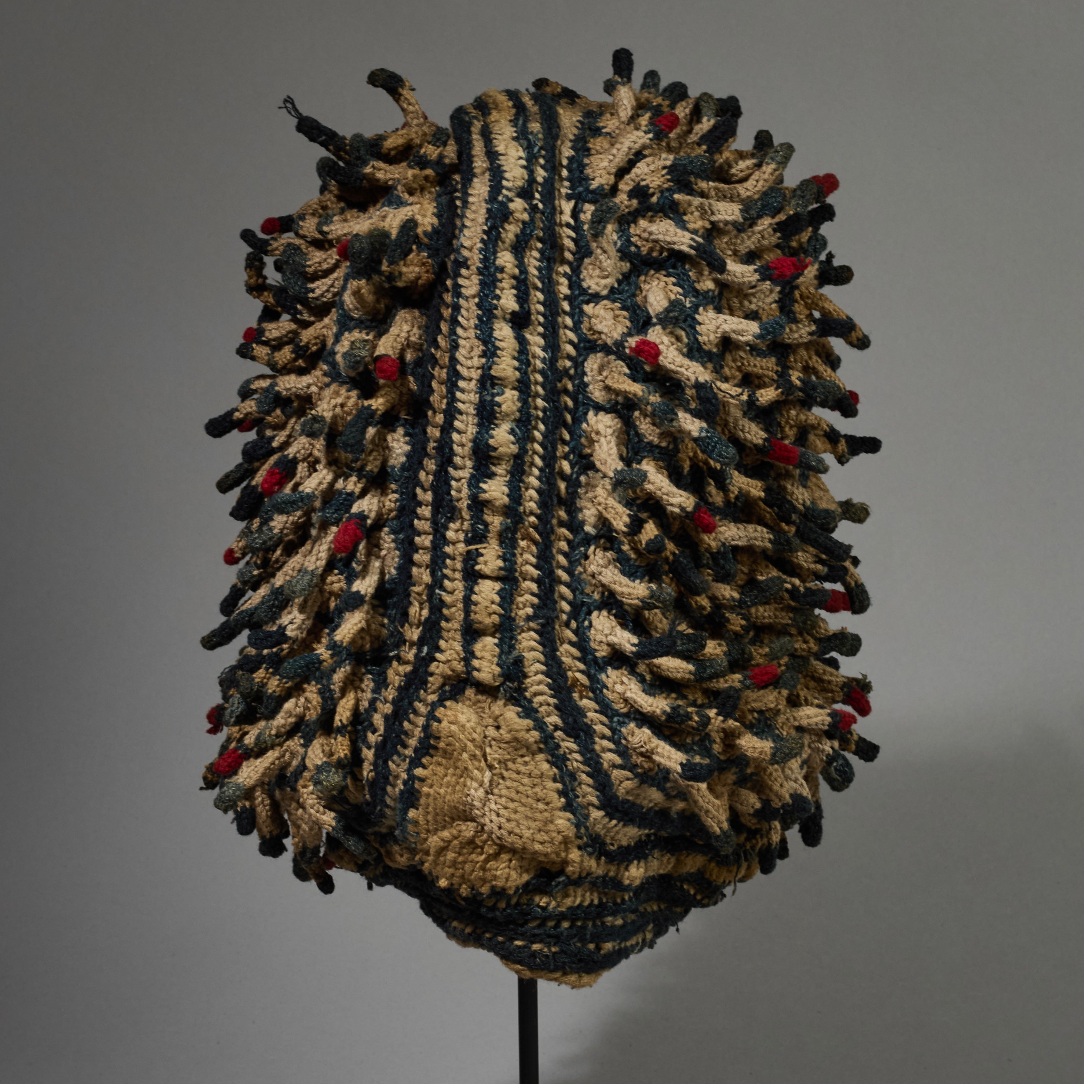A STRIKING LARGE FINGERLING HAT FROM THE BAMILEKE TRIBE OF CAMEROON W.AFRICA( No 5131)
