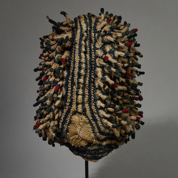 A STRIKING LARGE FINGERLING HAT FROM THE BAMILEKE TRIBE OF CAMEROON W.AFRICA( No 5131)