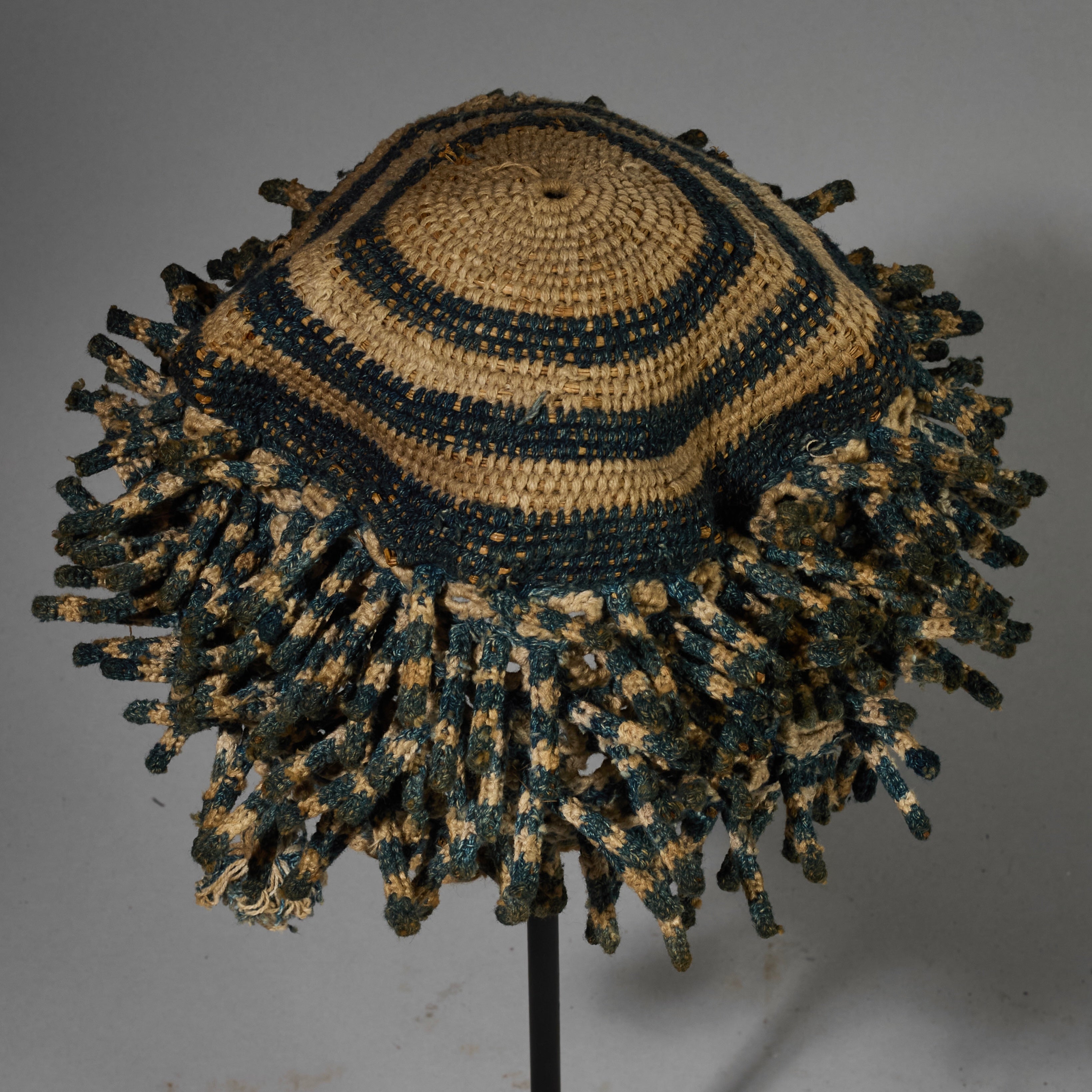 A CHARACTERFUL FINGERLING HAT FROM THE BAMILEKE TRIBE OF CAMEROON W.AFRICA ( No 5133 )