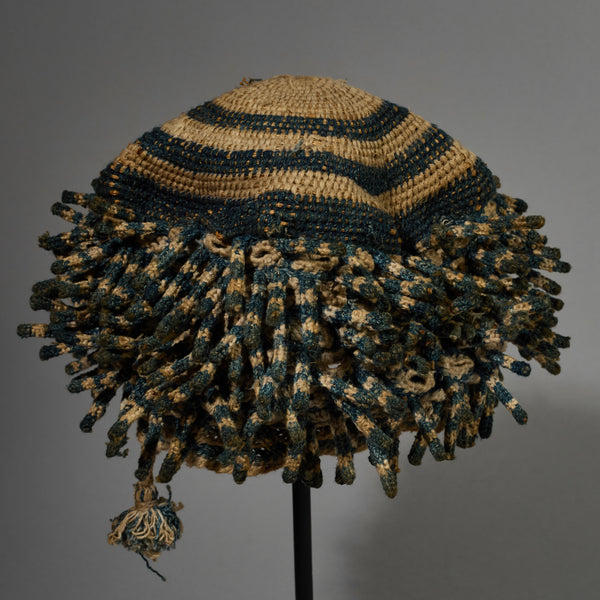 A CHARACTERFUL FINGERLING HAT FROM THE BAMILEKE TRIBE OF CAMEROON W.AFRICA ( No 5133 )