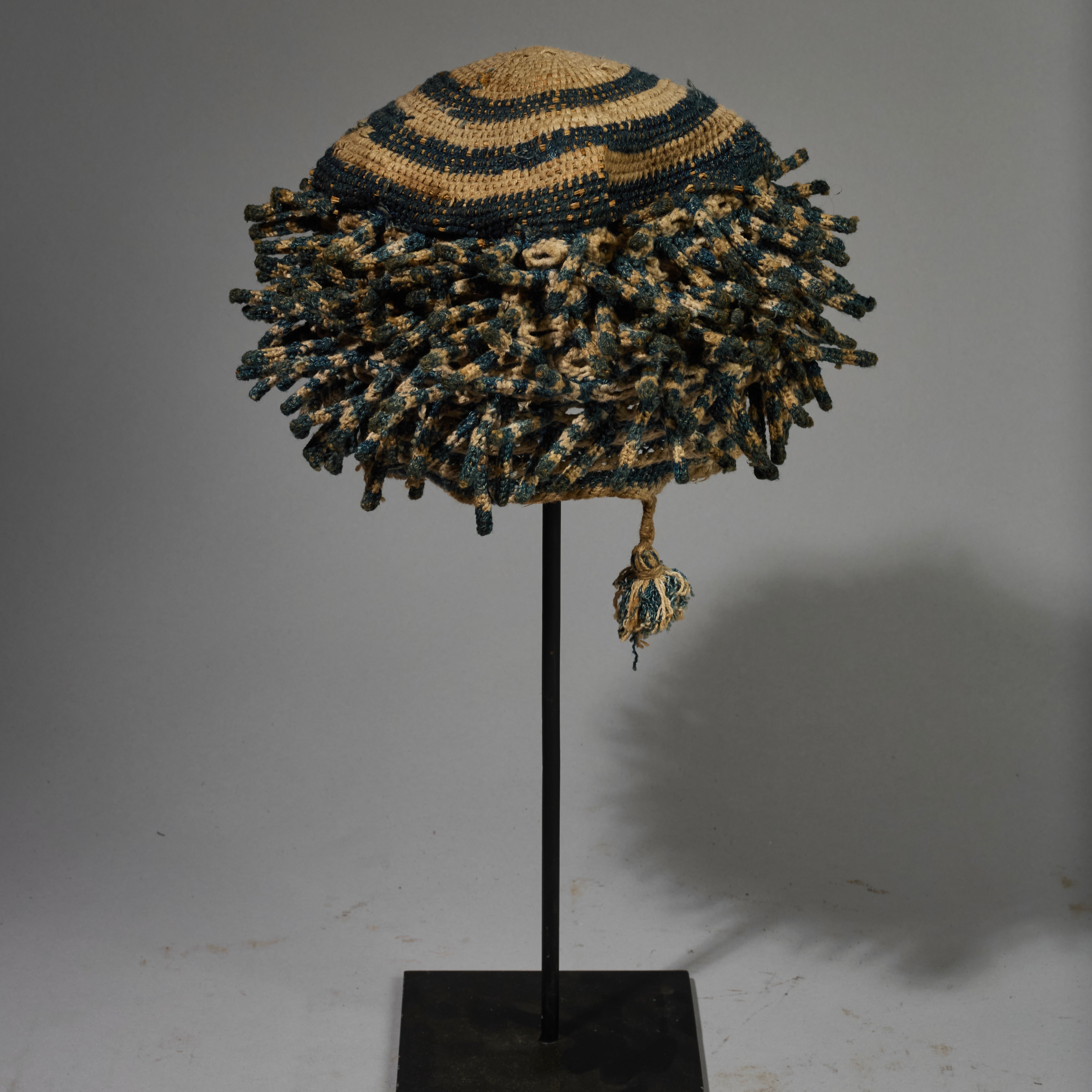 A CHARACTERFUL FINGERLING HAT FROM THE BAMILEKE TRIBE OF CAMEROON W.AFRICA ( No 5133 )