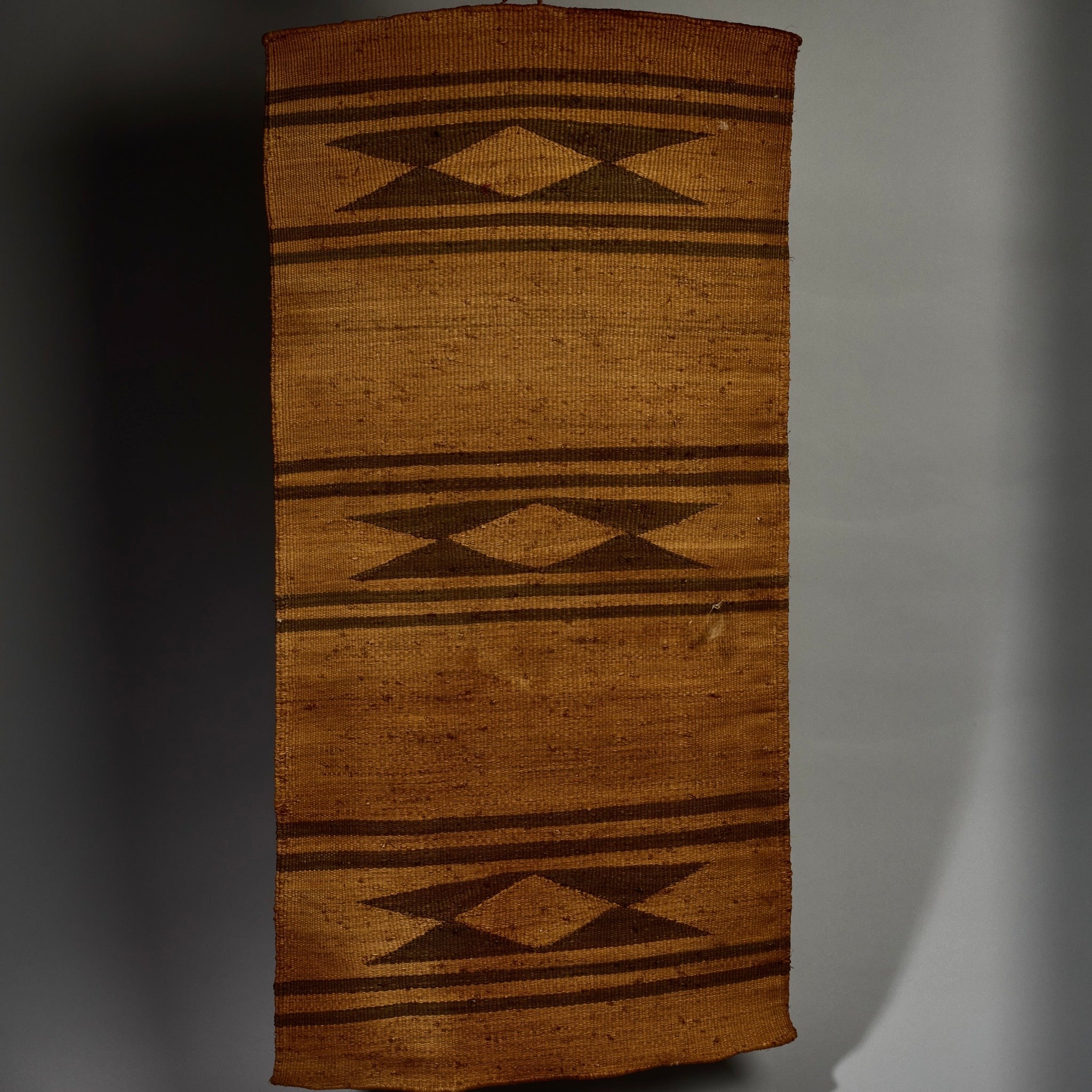 A WOVEN NATURAL FIBRE MAT, TUTSI TRIBE FROM RWANDA( No 5130 )