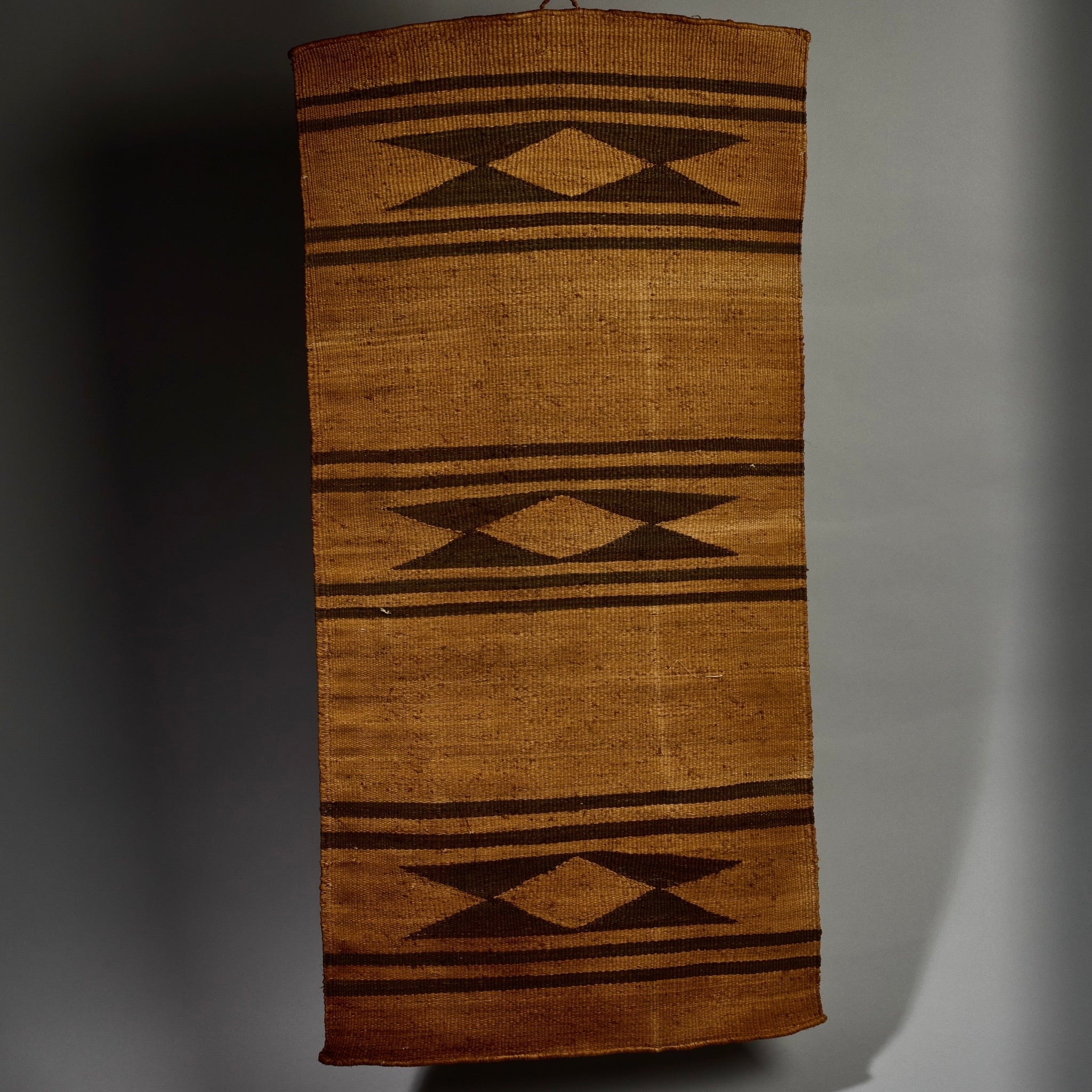 A WOVEN NATURAL FIBRE MAT, TUTSI TRIBE FROM RWANDA( No 5130 )