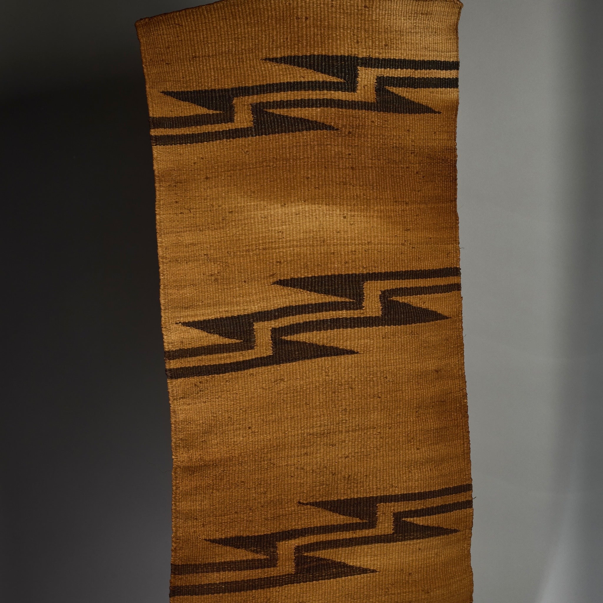 A REFINED GRAPHIC  WOVEN GRASS  TUTSI TRIBE MAT FROM RWANDA( No 5129 )