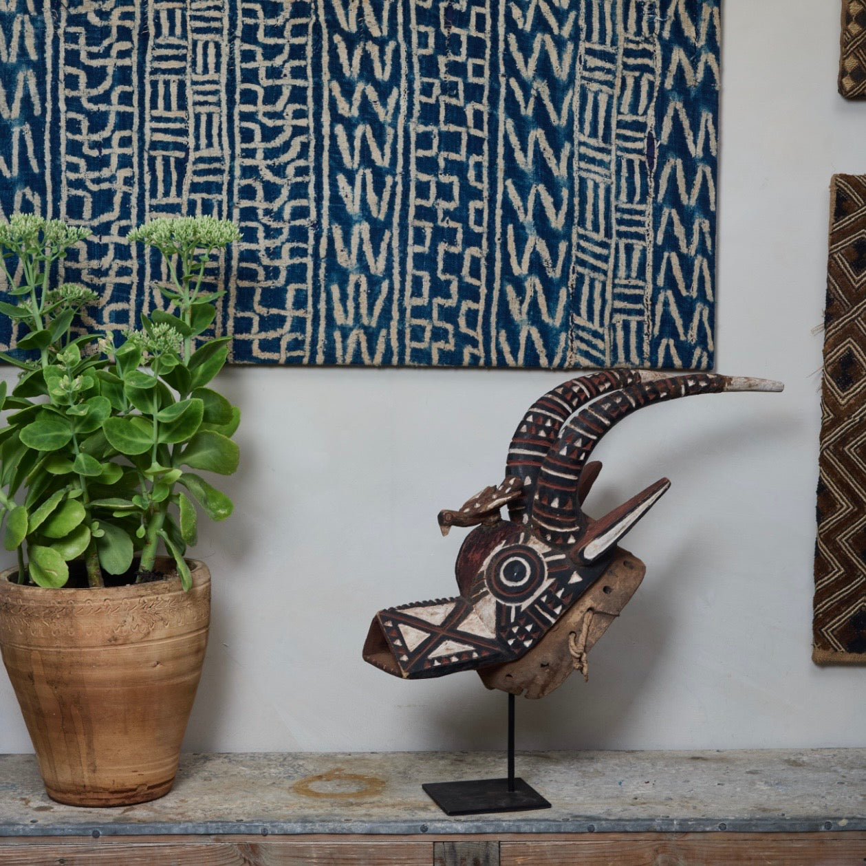 A GRAPHIC LARGE MOSSI ANTELOPE MASK FROM BURKINA FASO, W AFRICA (No 5153 )