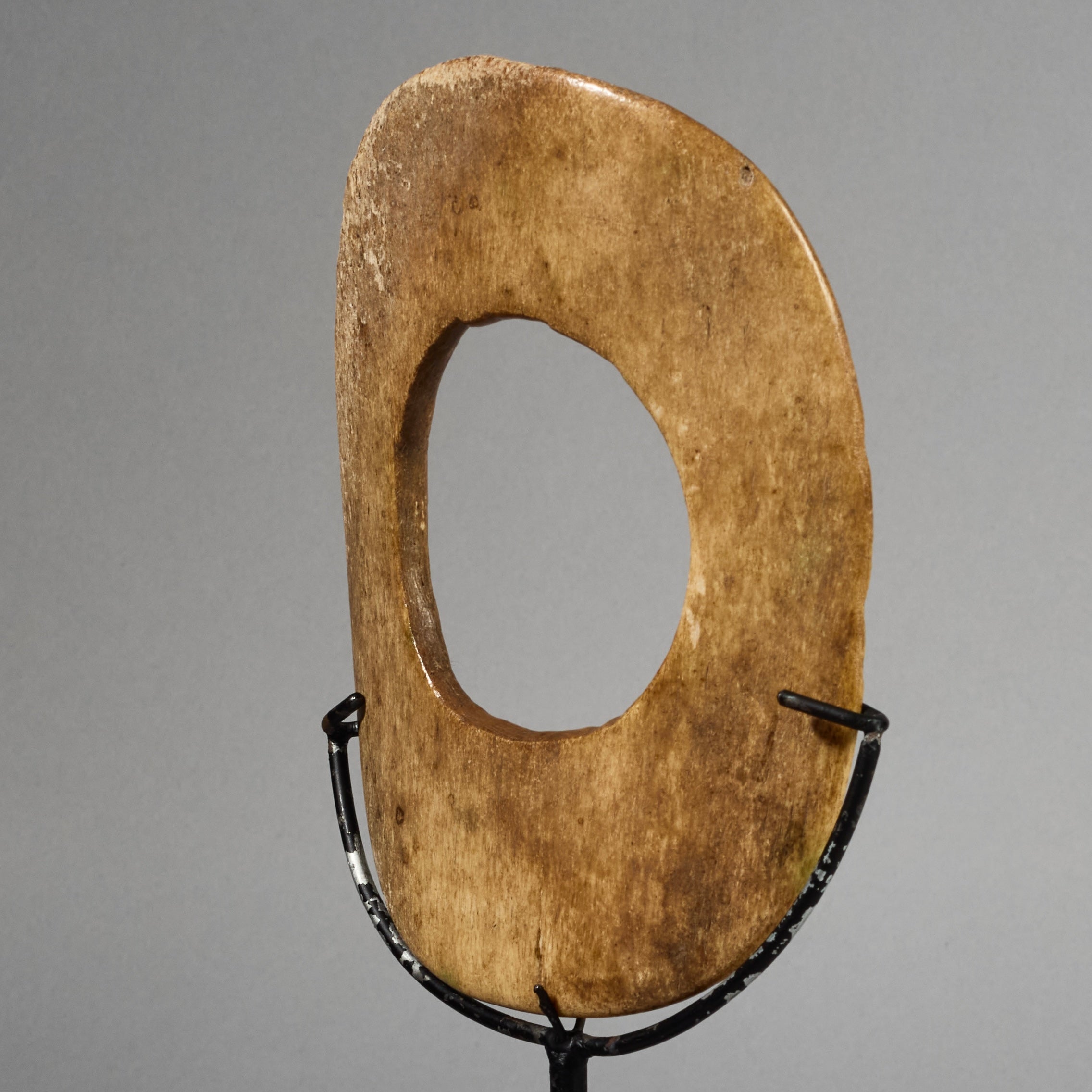 AN ICONIC BONE  BRACELET FROM GURUNSI TRIBE , BURKINA FASO  ( No 6238 )