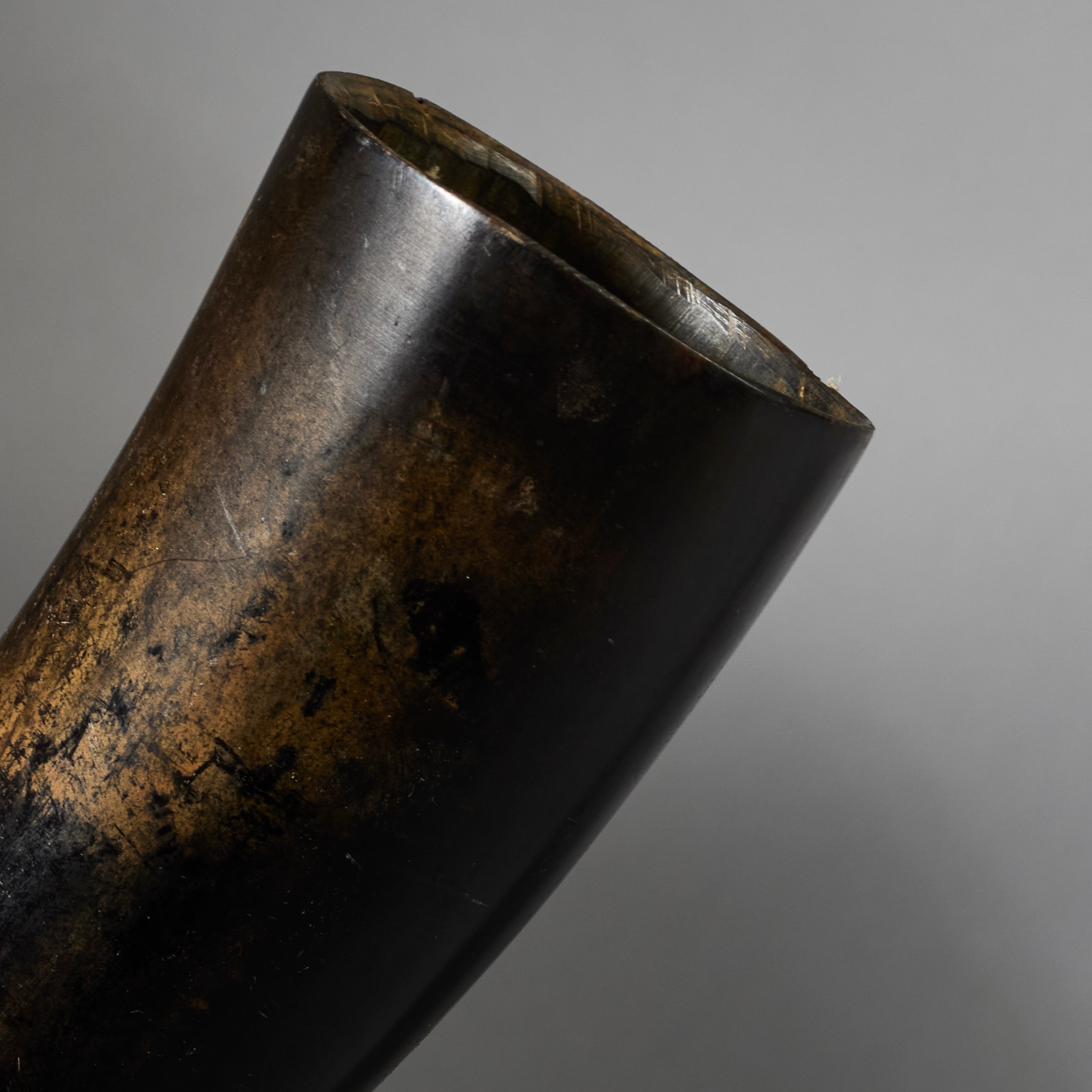 A BEAUTIFULLY PATINATED CEREMONIAL HORN CUP, BAMILEKE TRIBE OF CAMEROON W.AFRICA( No 6239)