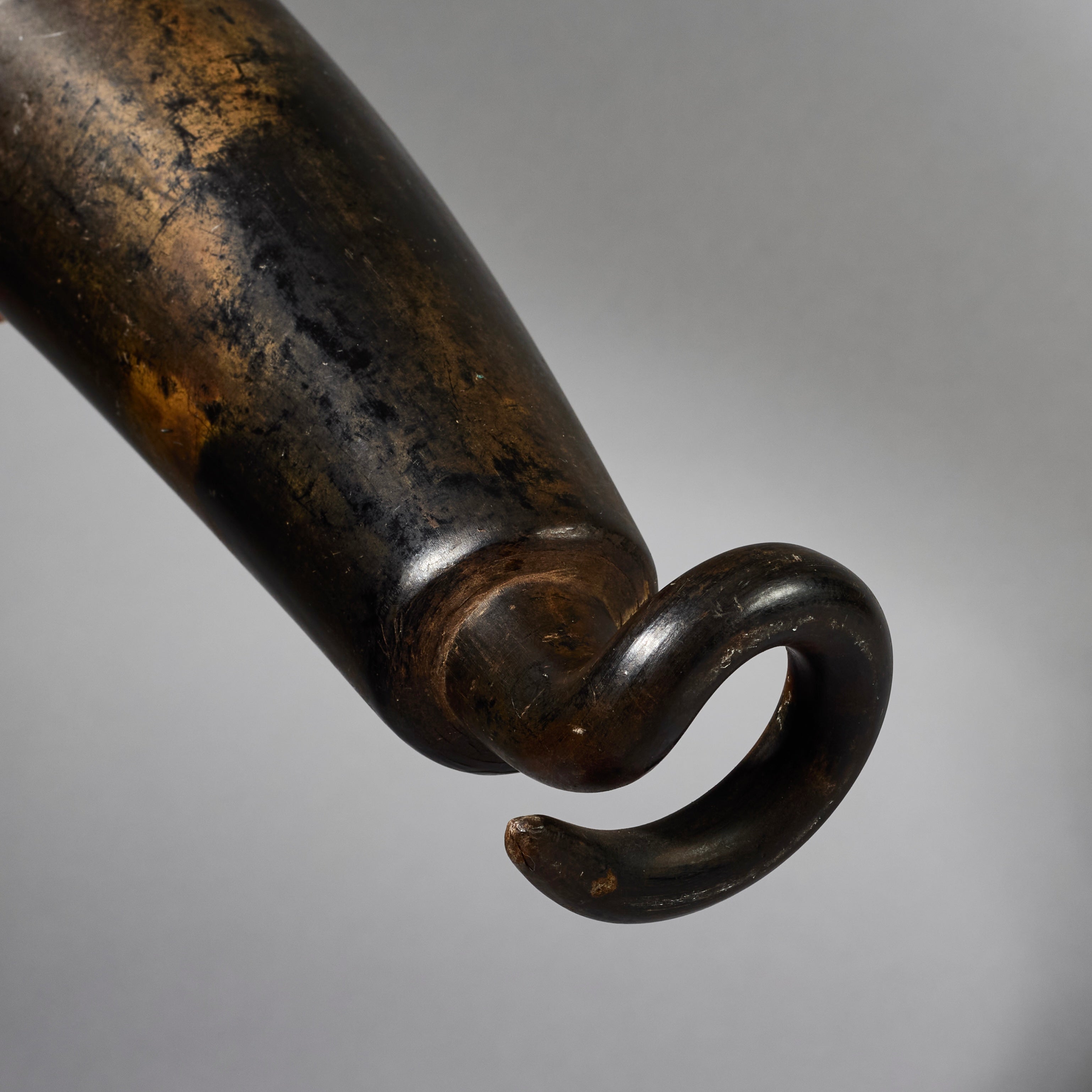 A BEAUTIFULLY PATINATED CEREMONIAL HORN CUP, BAMILEKE TRIBE OF CAMEROON W.AFRICA( No 6239)
