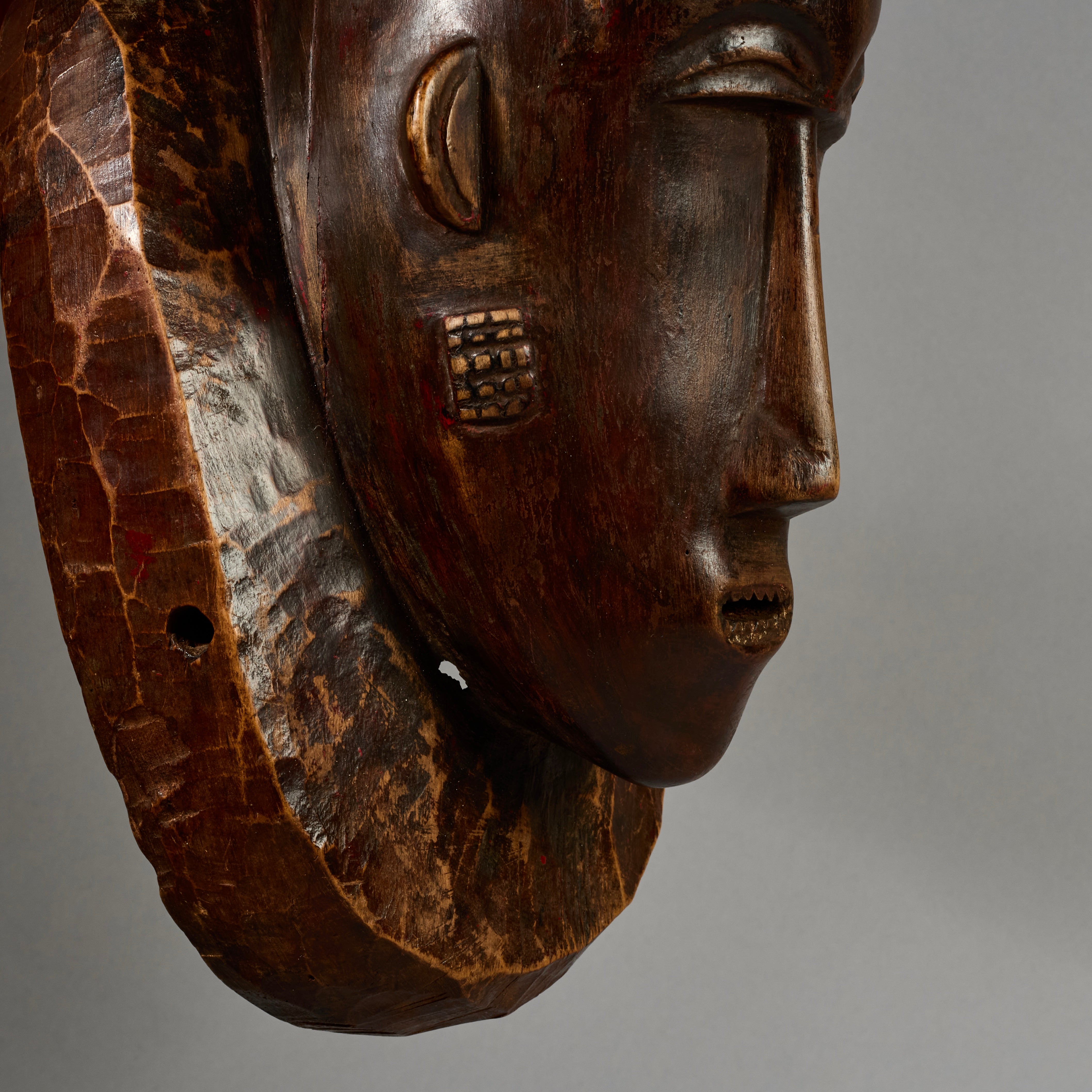 A PRETTY BAULE MASK , EX UK COLLECTION WITH TRADITIONAL BUNCH HAIRSTYLE FROM THE IVORY COAST W.AFRICA ( No 6296 )