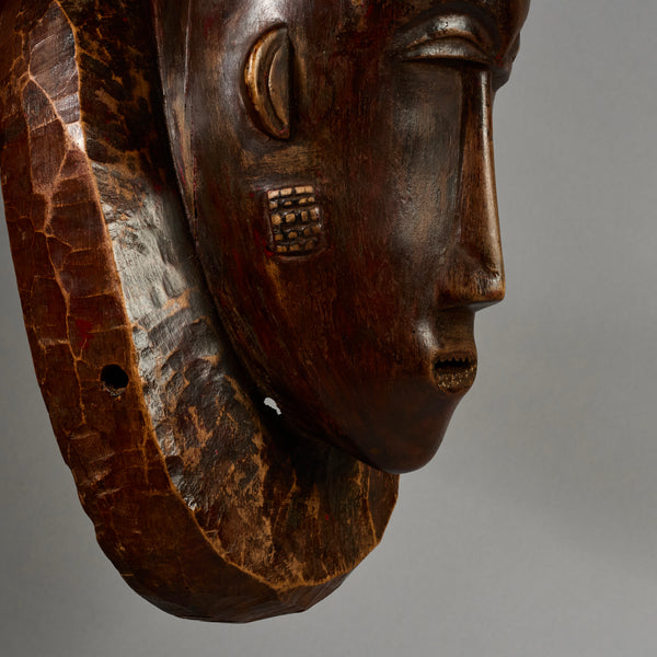 A PRETTY BAULE MASK , EX UK COLLECTION WITH TRADITIONAL BUNCH HAIRSTYLE FROM THE IVORY COAST W.AFRICA ( No 6296 )