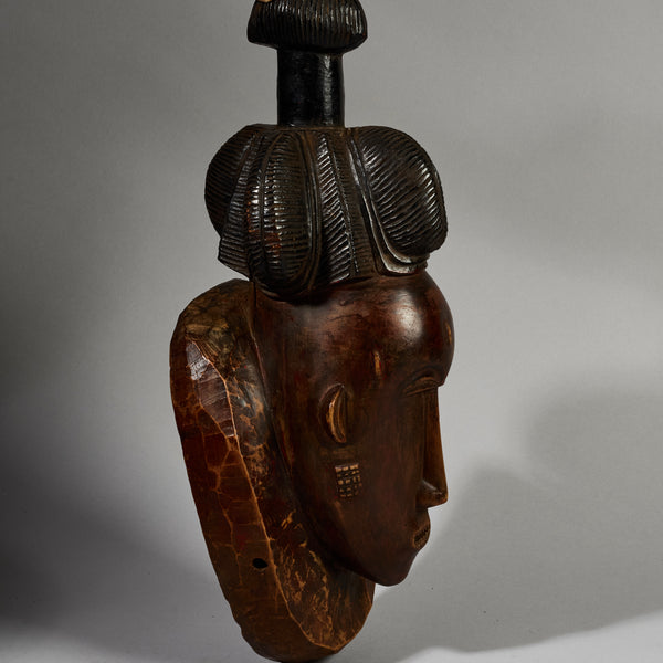 A PRETTY BAULE MASK , EX UK COLLECTION WITH TRADITIONAL BUNCH HAIRSTYLE FROM THE IVORY COAST W.AFRICA ( No 6296 )