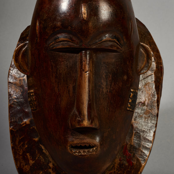A PRETTY BAULE MASK , EX UK COLLECTION WITH TRADITIONAL BUNCH HAIRSTYLE FROM THE IVORY COAST W.AFRICA ( No 6296 )