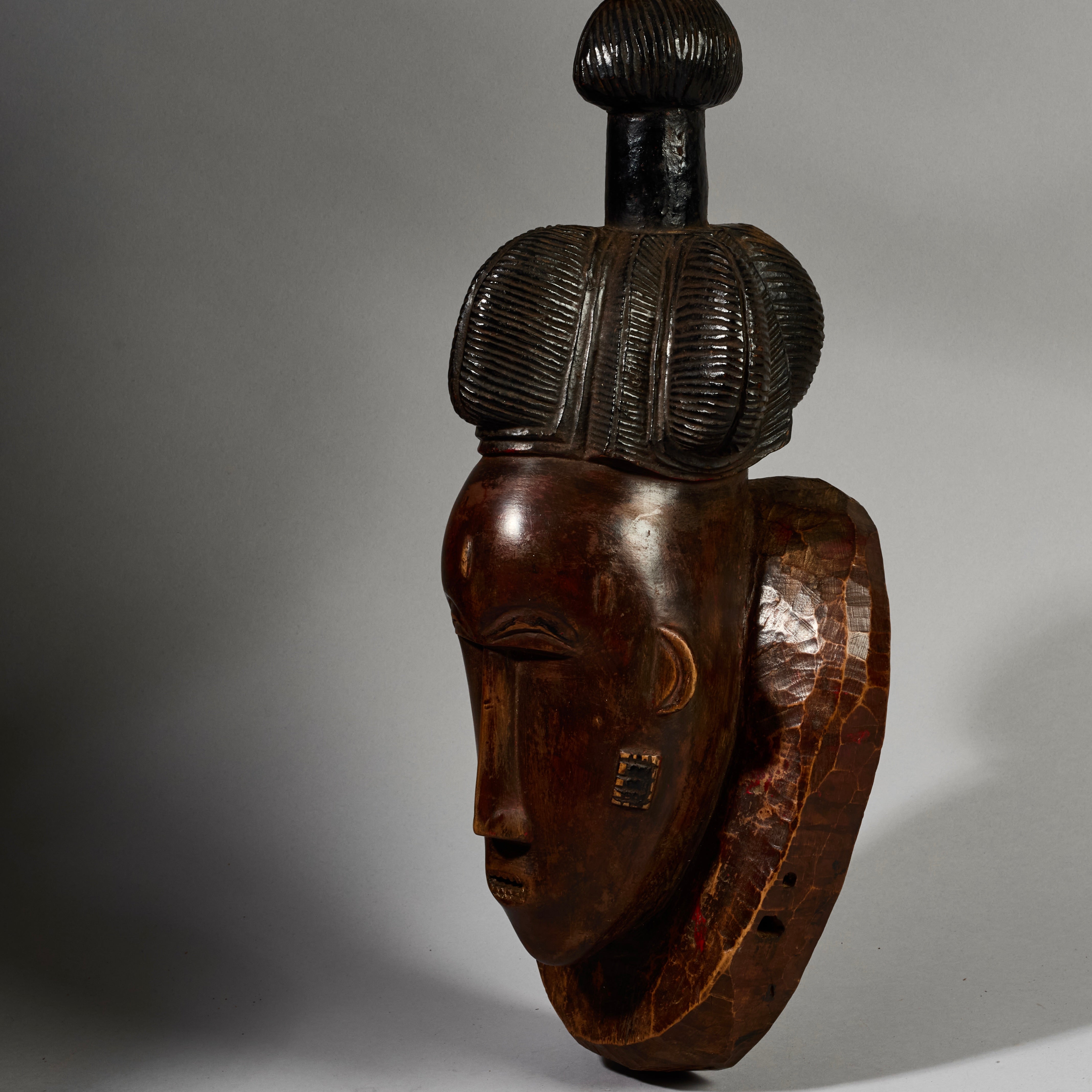 A PRETTY BAULE MASK , EX UK COLLECTION WITH TRADITIONAL BUNCH HAIRSTYLE FROM THE IVORY COAST W.AFRICA ( No 6296 )