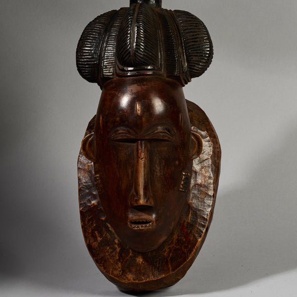 A PRETTY BAULE MASK , EX UK COLLECTION WITH TRADITIONAL BUNCH HAIRSTYLE FROM THE IVORY COAST W.AFRICA ( No 6296 )