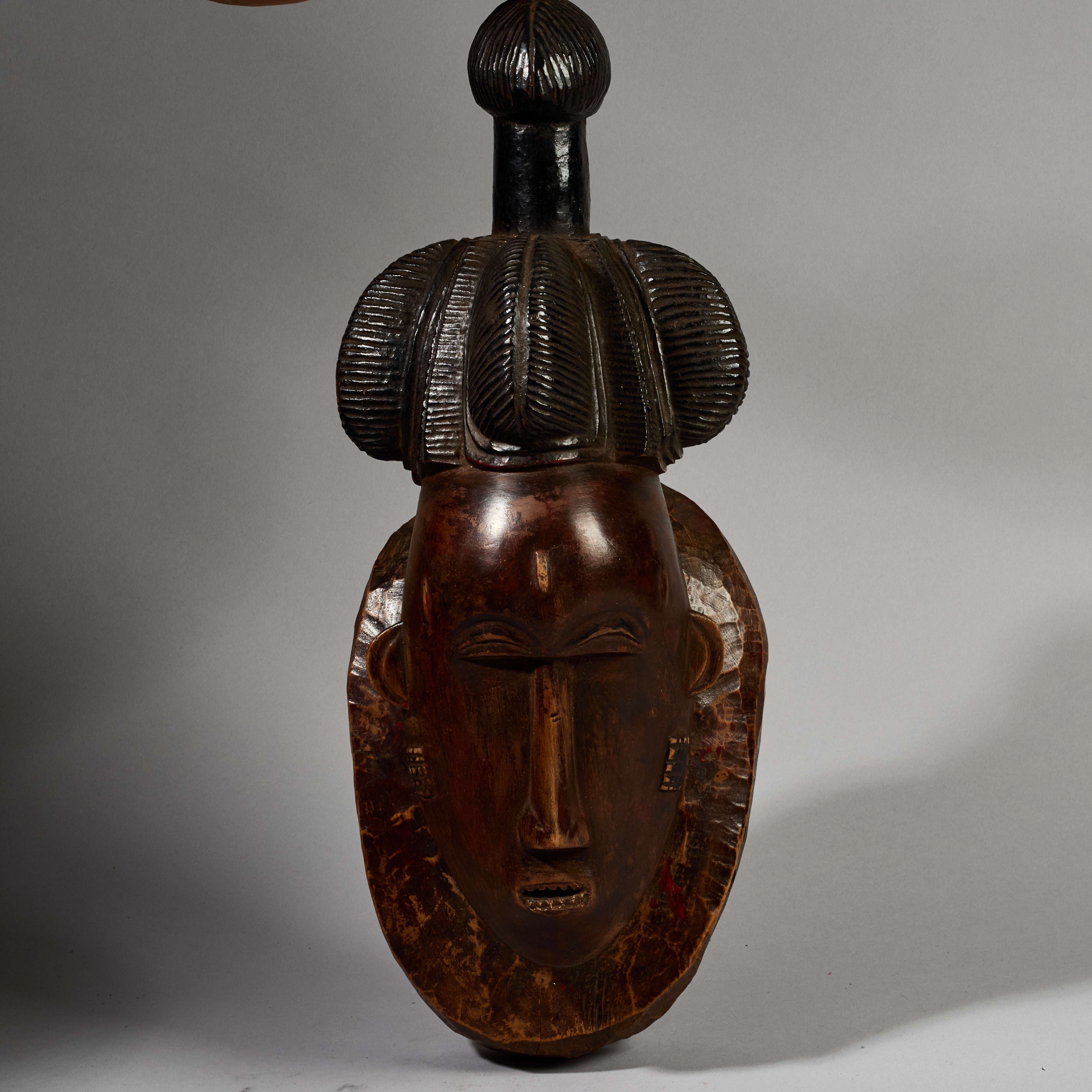 A PRETTY BAULE MASK , EX UK COLLECTION WITH TRADITIONAL BUNCH HAIRSTYLE FROM THE IVORY COAST W.AFRICA ( No 6296 )