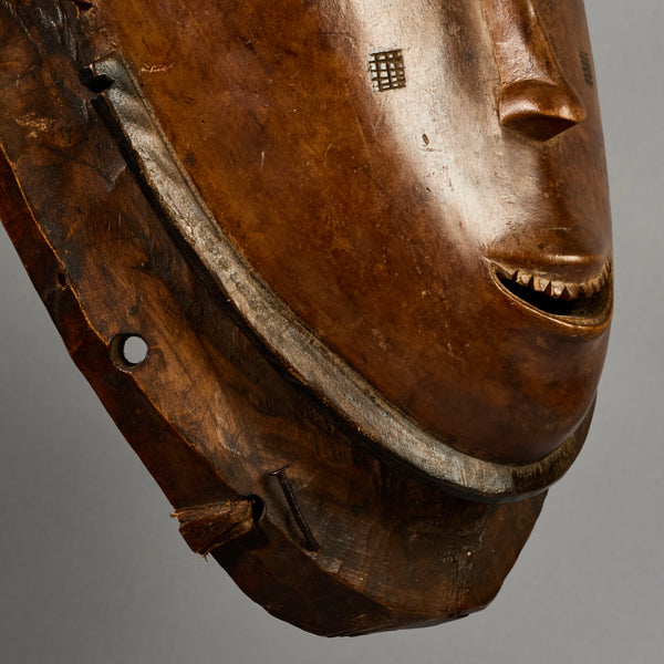 A PRETTY FEMININE MASK, BAULE TRIBE IVORY COAST EX UK COLLECTION ( No 6298)