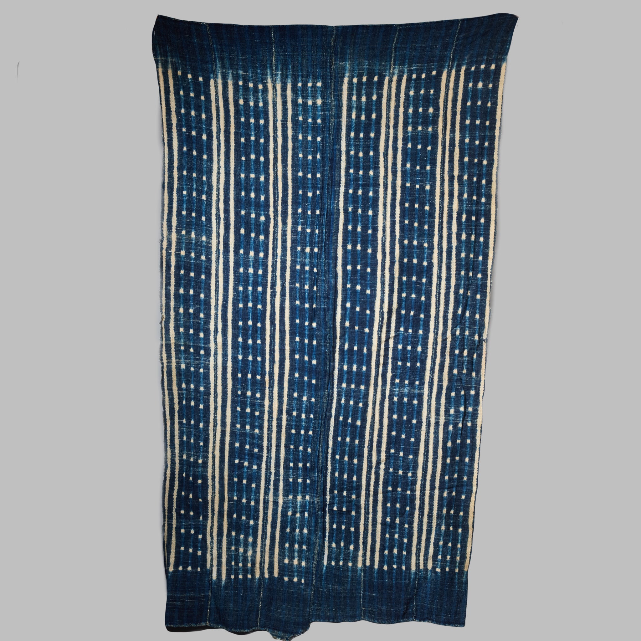 AN ATTRACTIVE INDIGO WOMANS CLOTH, MOSSI TRIBE BURKINA FASO( No 2833 )