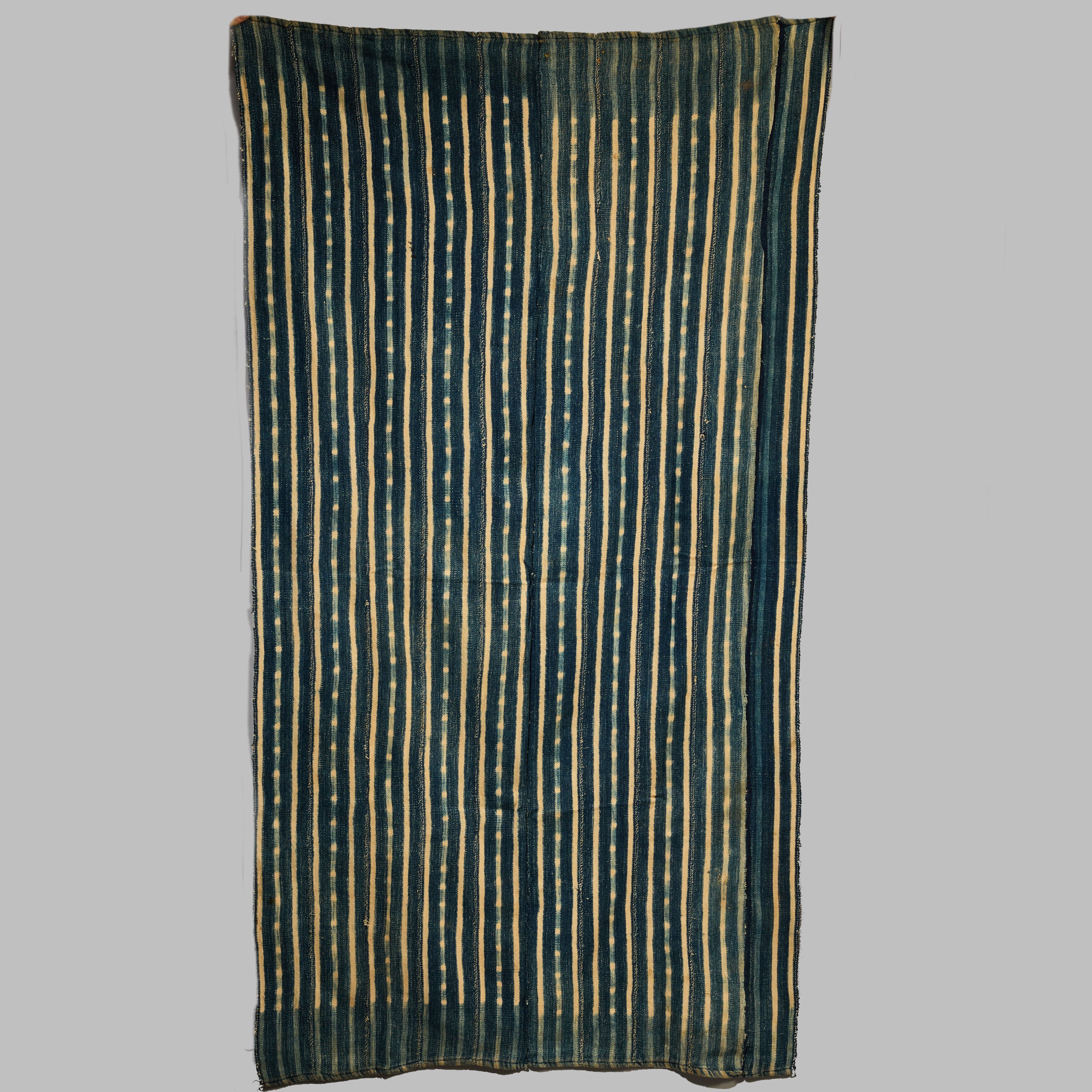 AN ARRESTING INDIGO WOMANS CLOTH, MOSSI TRIBE BURKINA FASO( No 4757 )