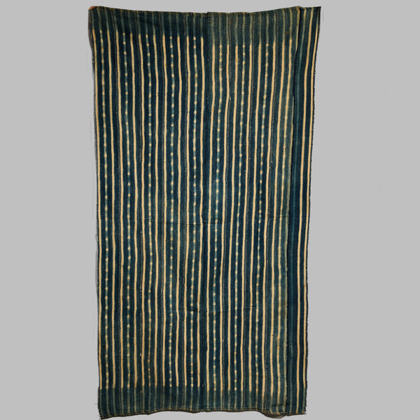 AN ARRESTING INDIGO WOMANS CLOTH, MOSSI TRIBE BURKINA FASO( No 4757 )