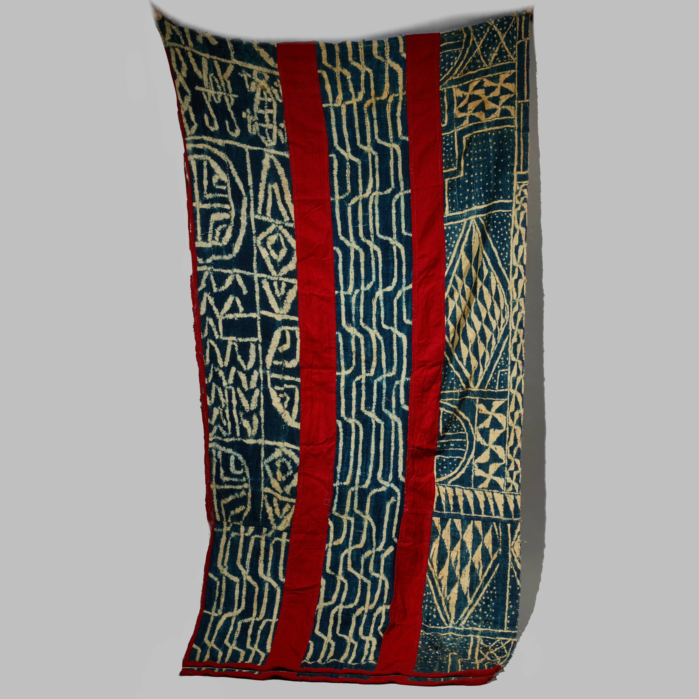 A GRAPHIC DESIGN NDOP PURE COTTON ANTIQUE TEXTILE, BAMILEKE TRIBE CAMEROON ( No 5072 )