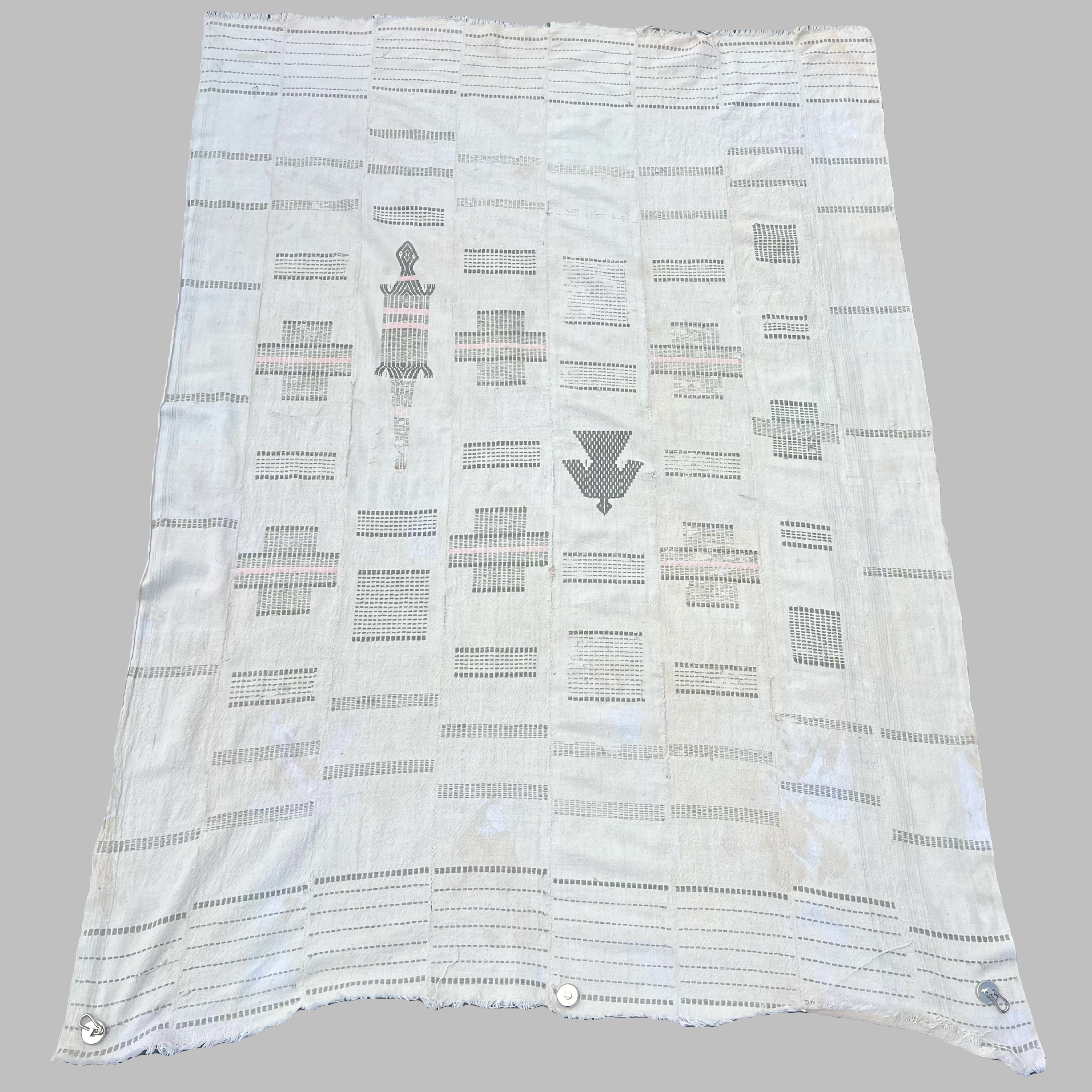 A LARGE FINE WHITE COTTON CLOTH FROM THE SENUFO YRIBE OF THE IVORY COAST  ( No 5090 )