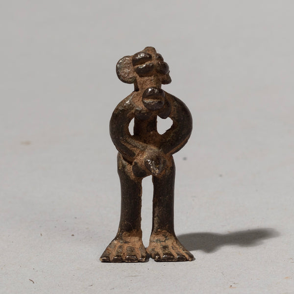 A CHARMING SENUFO DIVINATION BRONZE FROM THE IVORY COAST ( No 1138)