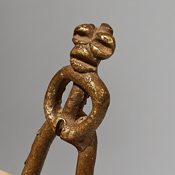 A SENUFO DIVINATION BRONZE FROM THE  IVORY COAST ( No 3028 )