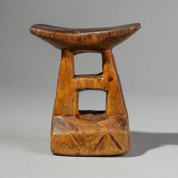 A TACTILE MWILA TRIBE HEADREST, FROM NAMIBIA, S AFRICA (No 1706)