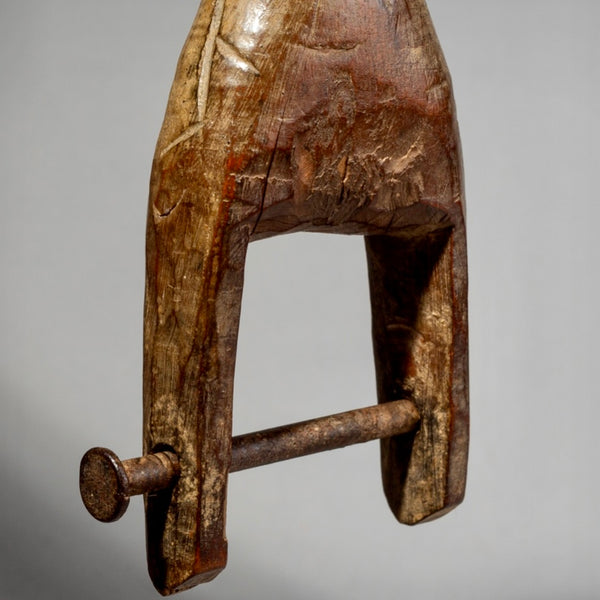 A FOLKSY FIGURATIVE HEDDLE PULLEY. BAULE TRIBE IVORY COAST (No 1803 )