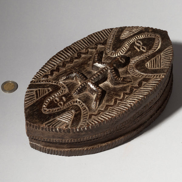 A FINELY ENGRAVED kOLA NUT CONTAINER FROM YORUBA TRIBE NIGERIA, WEST AFRICA ( No 1322)