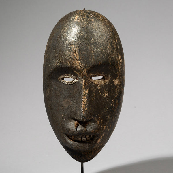 A SIMPLE MASK FROM THE MALINKE TRIBE MALI (No 2536)
